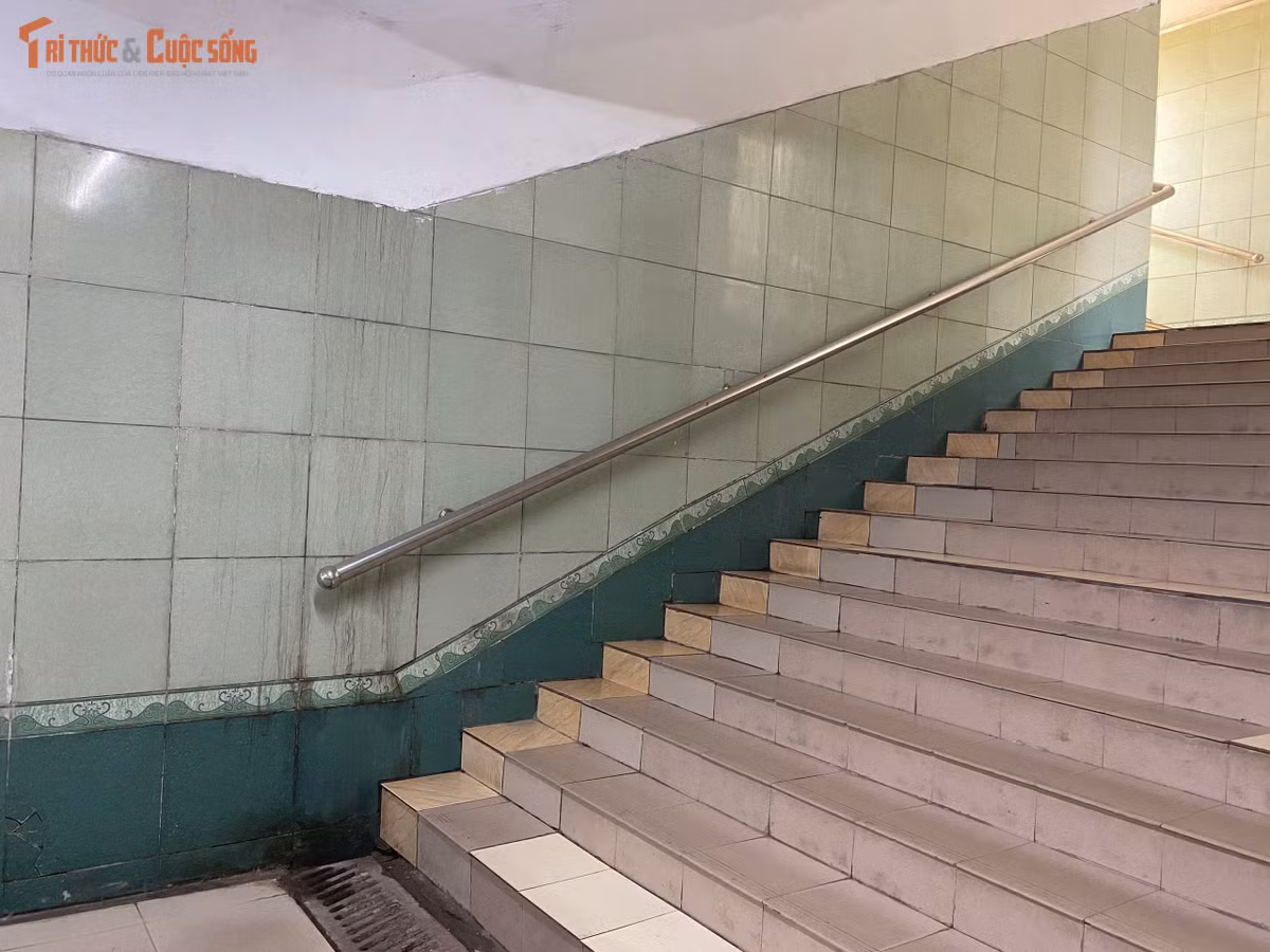 Bên cạnh đó, tâm lý e ngại không gian ngầm thiếu ánh sáng, lo ngại an ninh hay cảm giác bất an khi lan can lung lay, nền trơn trượt cũng là rào cản lớn khiến công trình này bị "chê".