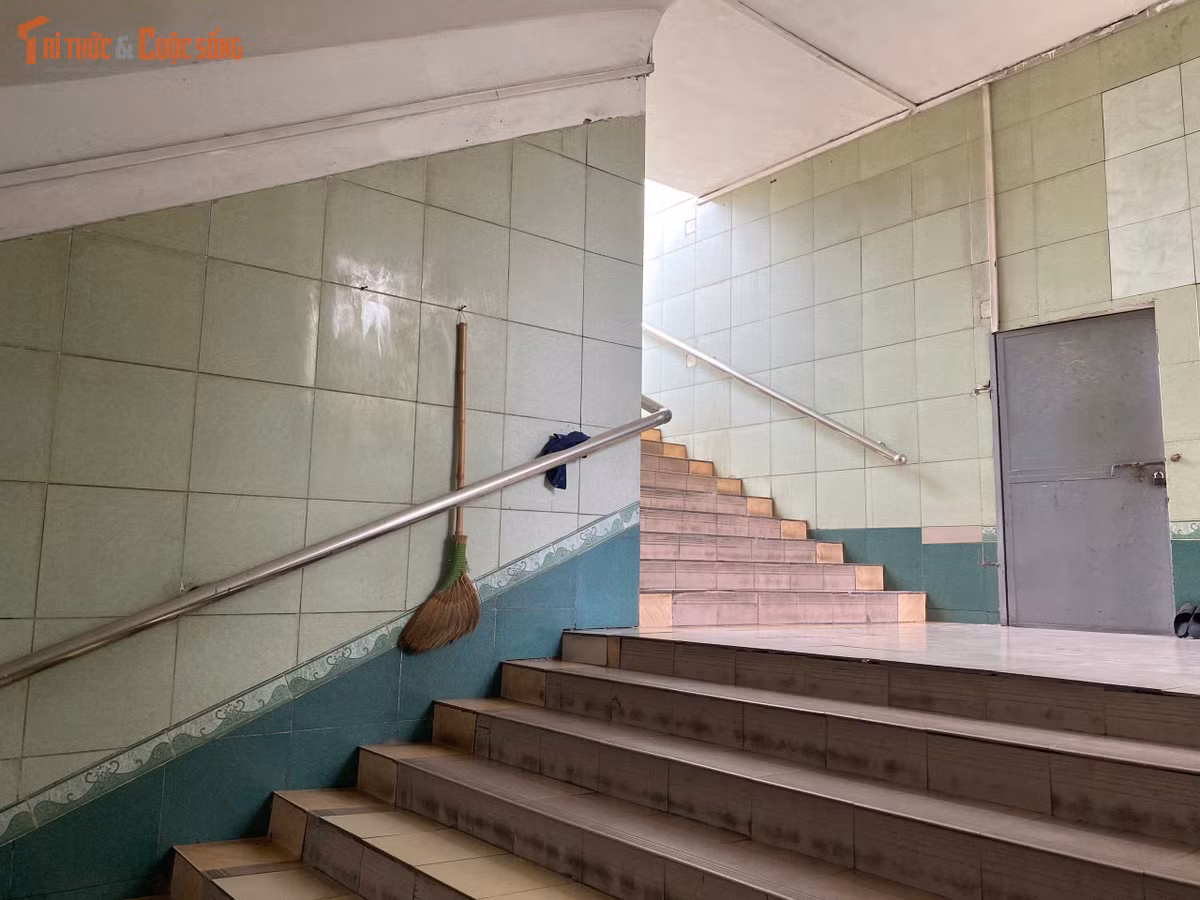 Khảo sát vào khung giờ cao điểm trưa dọc các hầm tuyến Vành đai 3, người qua lại chỉ lác đác vài lượt trong suốt cả tiếng đồng hồ, chủ yếu là nhân viên văn phòng hoặc người dân gần đó.