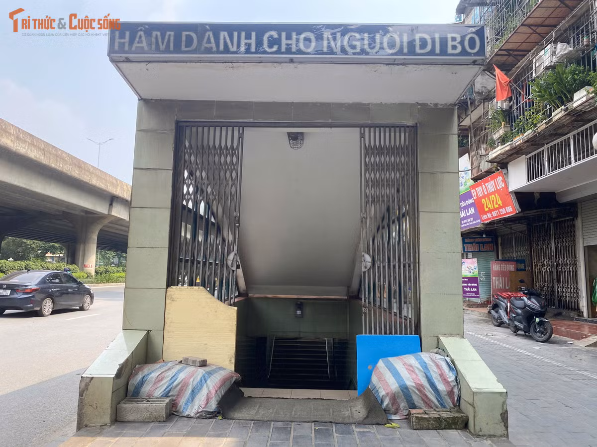 Nhiều người dân thừa nhận vẫn có thói quen băng cắt trực tiếp qua làn đường đông đúc vì ngại việc phải đi bộ vòng xuống hầm, leo cầu thang dốc tốn sức và mất thời gian.