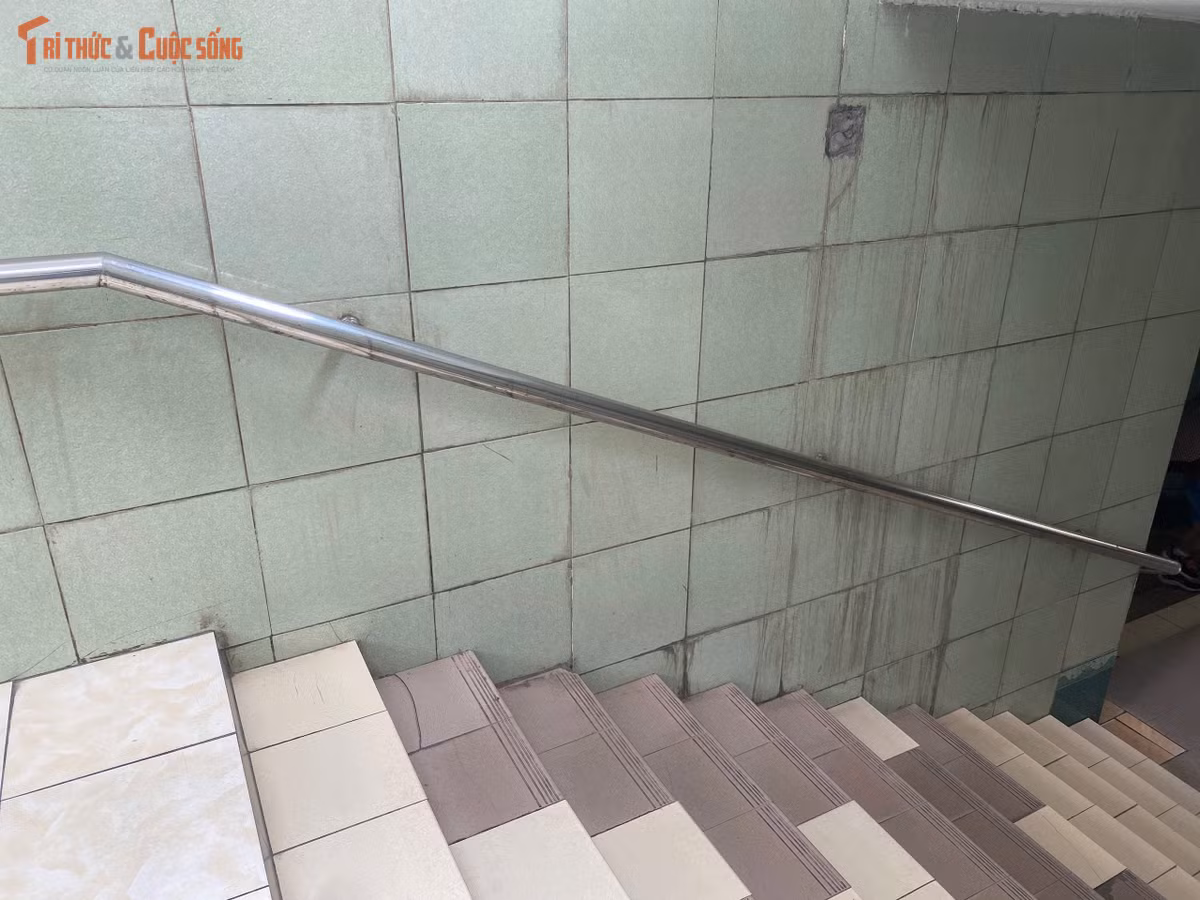 Đi sâu vào lòng hầm, tường ốp gạch men nhiều nơi đã bong tróc, ẩm mốc và hoen ố.
