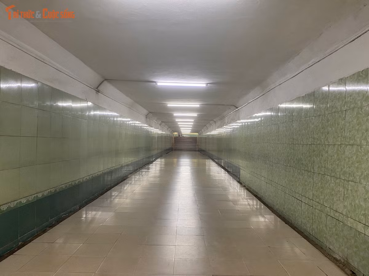 Không gian bên dưới nhìn chung thoáng mát, sạch sẽ.