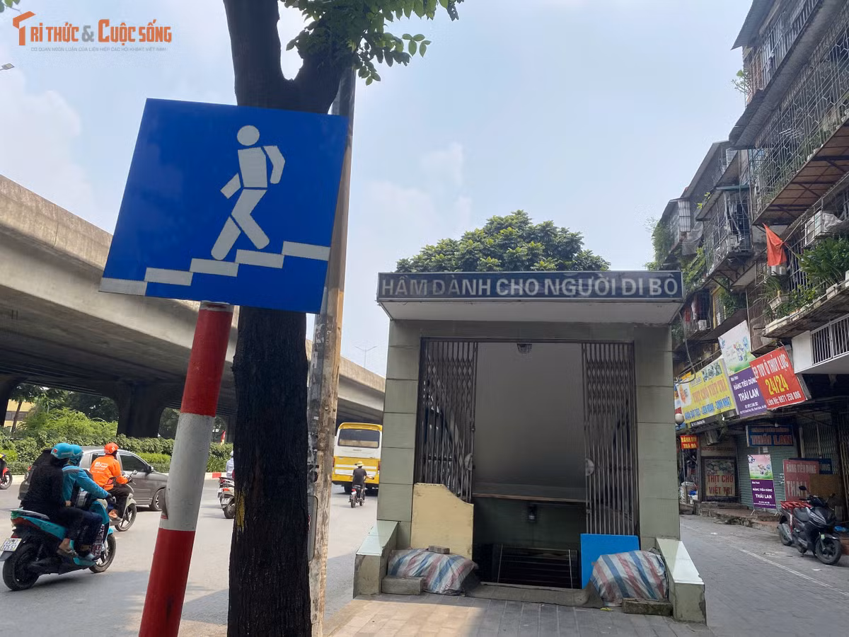 Từng được kỳ vọng là "lá chắn an toàn" giải quyết xung đột giao thông và tạo lối đi thông thoáng cho người dân băng qua các trục đường lớn, hệ thống hầm đi bộ trên địa bàn Hà Nội (tập trung nhiều ở các tuyến Vành đai 3 như Phạm Hùng, Khuất Duy Tiến, Nguyễn Xiển hay nút giao Ngã Tư Sở) lại đang bộc lộ nhiều bất cập về hiệu quả khai thác.