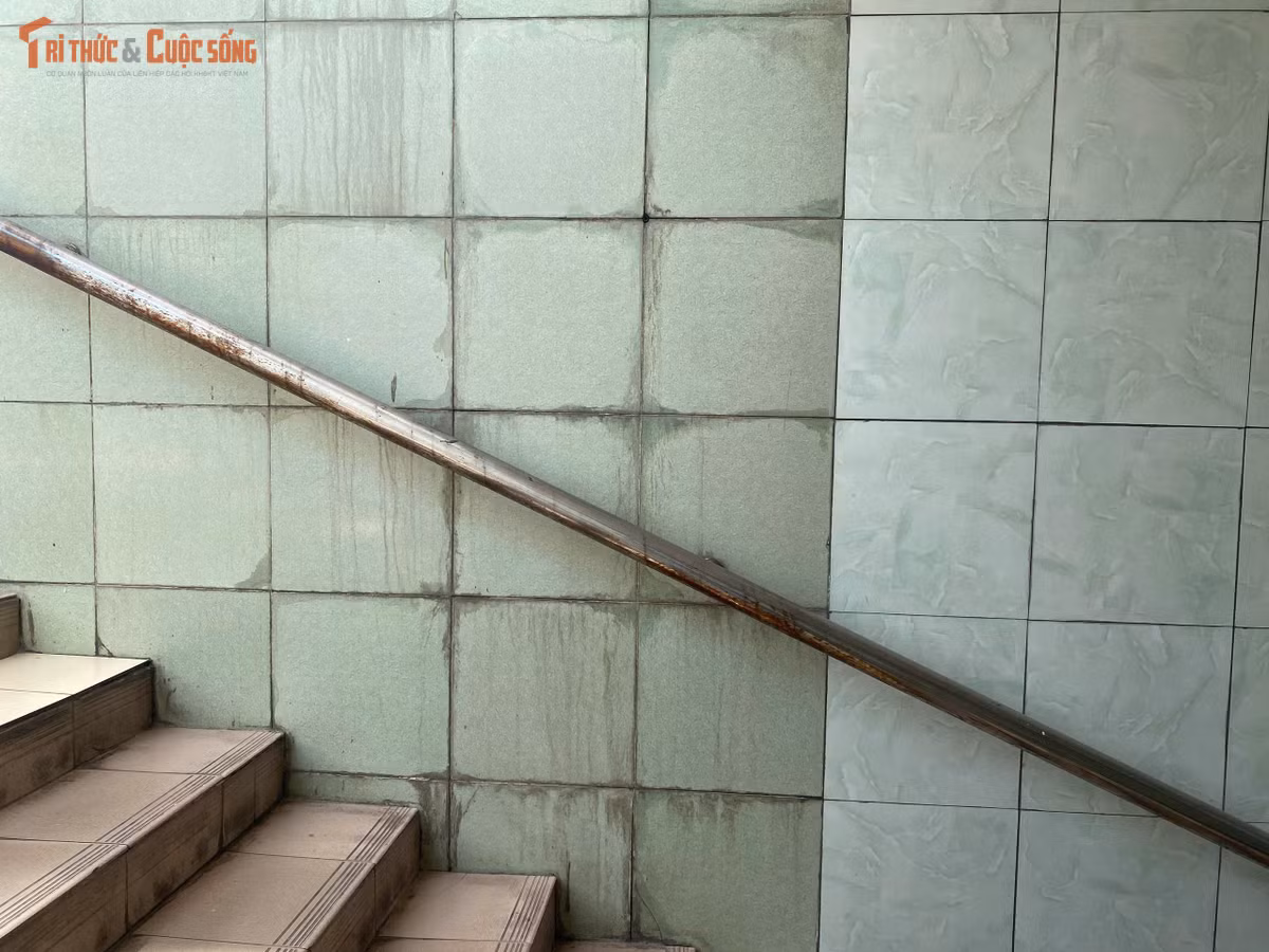  Hệ thống lan can, tay vịn kim loại bị hoen rỉ, nhiều điểm nối lung lay, thậm chí đứt gãy gỉ sét tạo mối nguy hiểm cho người vịn.