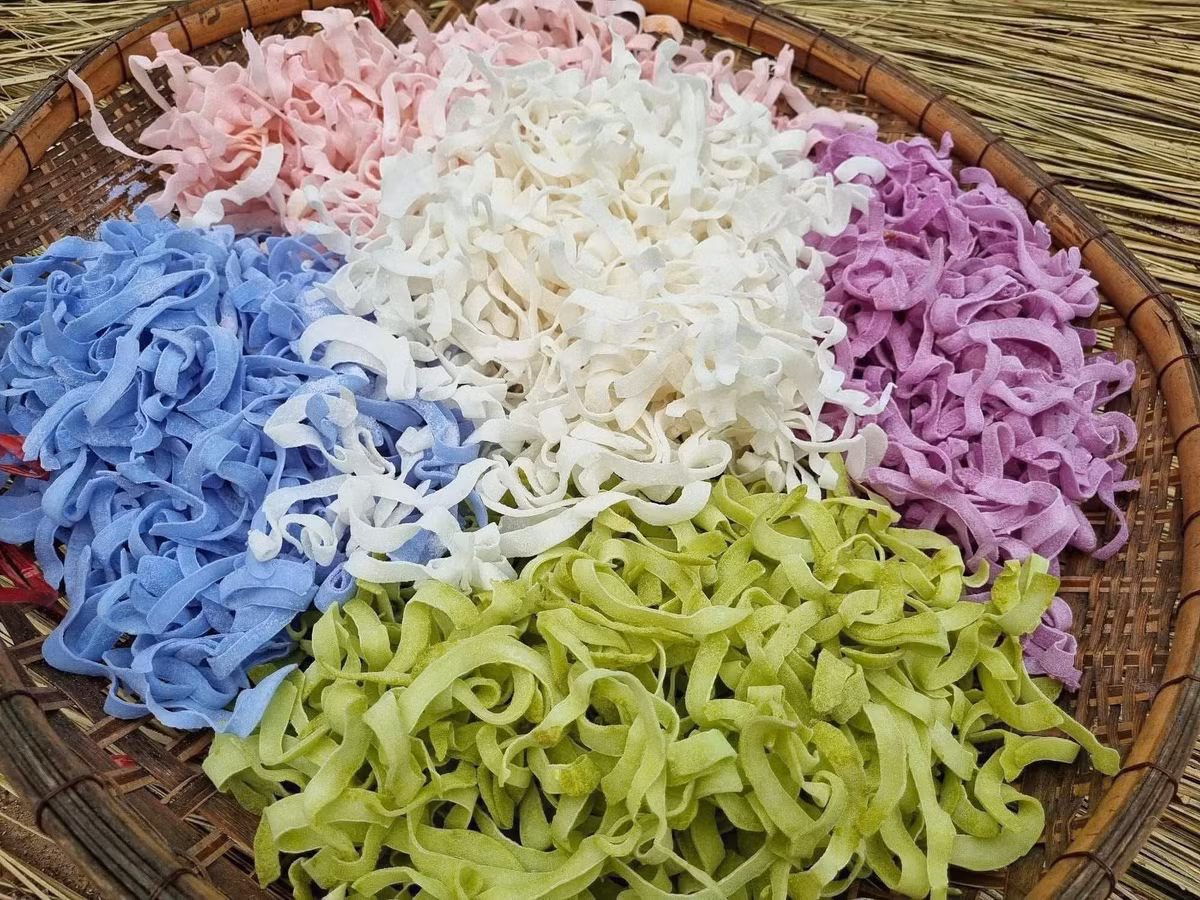 Các loại mứt là món gần như không thể thiếu trong khay bánh kẹo dịp Tết. Thế nhưng chính vì nhà nào cũng có nên thường là món cực dễ "ế hàng" .