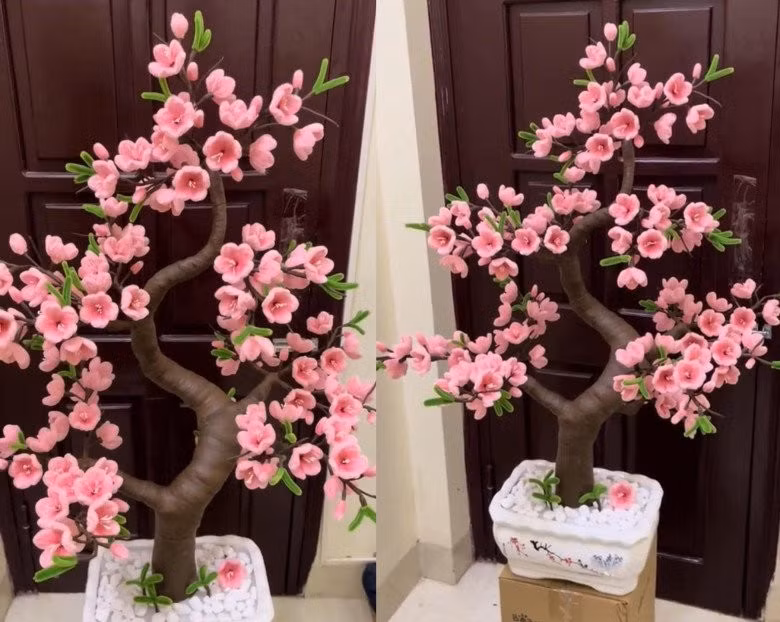 Một vấn đề khác khiến nhiều người e ngại chính là việc vệ sinh và tính bền vững thực tế của sản phẩm. Chất liệu nhung rất dễ bám bụi mịn và lông thú. Sau một thời gian trưng bày, nếu không biết cách vệ sinh hoa sẽ nhanh chóng bị xỉn màu và trông cũ kỹ. (Ảnh trong bài: Tổng hợp)