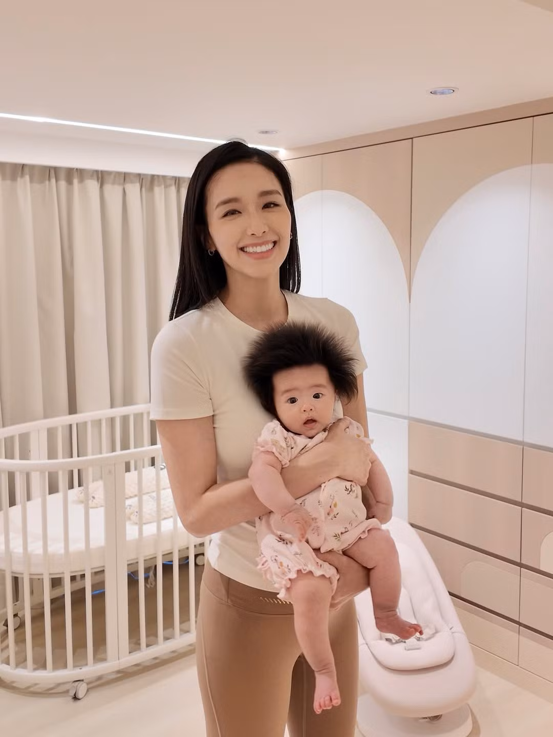 Nhiều người bày tỏ sự trầm trồ trước ngoại hình ngày càng thăng hạng và tràn đầy sức sống của cô sau khi sinh con. Vóc dáng khỏe khoắn, gợi cảm của nữ diễn viên được xem là nguồn cảm hứng lớn cho phụ nữ sau sinh. (Ảnh: IGNV)