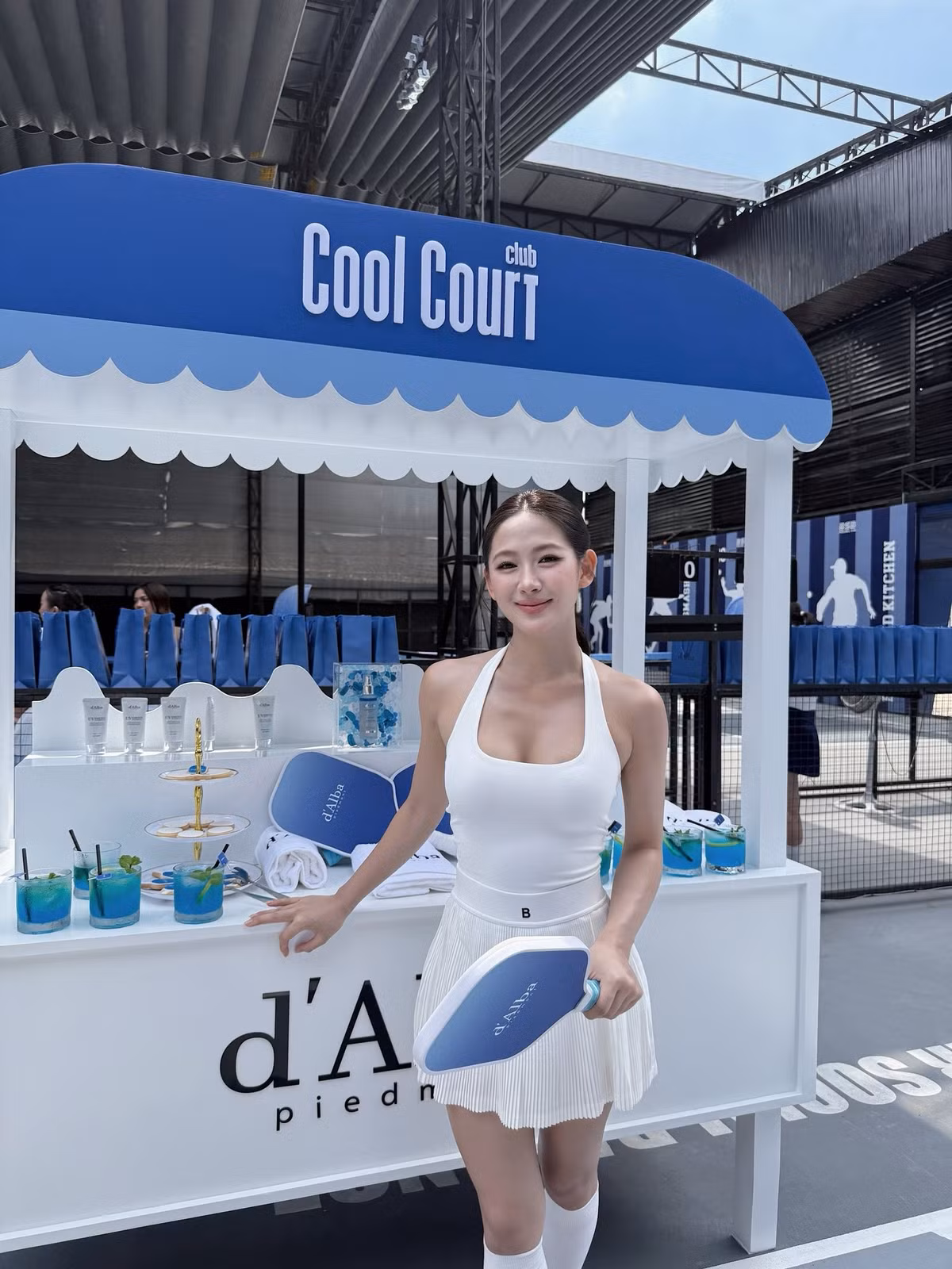 Chân váy tennis xếp ly ngắn màu trắng, mang lại vẻ ngoài trẻ trung, năng động và giúp đôi chân thêm thon dài. (Ảnh: FBNV)