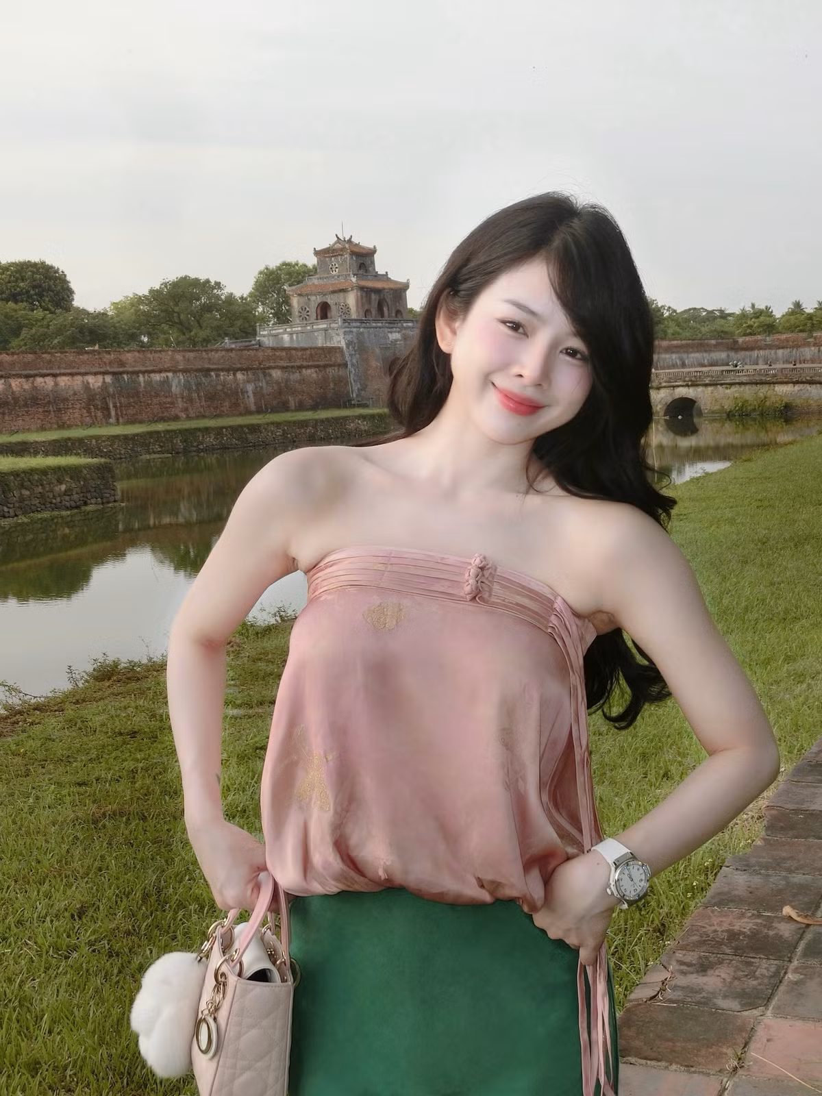 Phong cách trang điểm nhẹ nhàng, tôn lên làn da trắng mịn và đường nét thanh tú trên gương mặt, cùng mái tóc dài bồng bềnh, khiến Mie trông như một nàng thơ bước ra từ tranh vẽ.