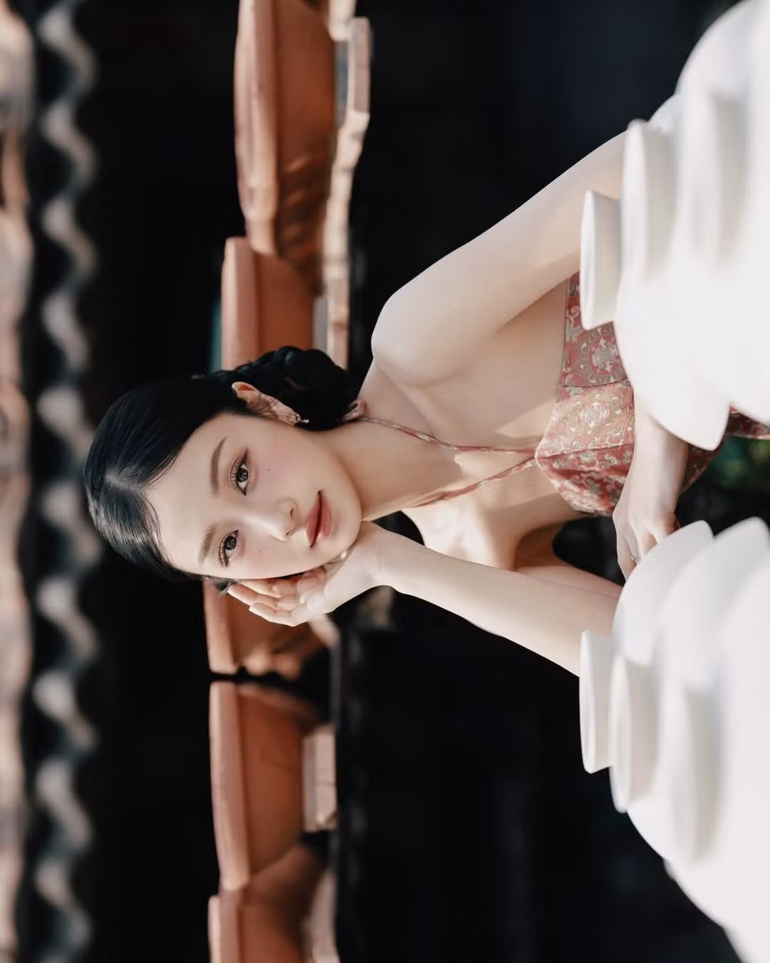 Giữa những chồng bát đĩa đất nung, những lò gạch cũ và những hàng gốm chờ phơi, Jun Vũ xuất hiện với vẻ đẹp dịu dàng, mềm mại và đầy sức sống. (Ảnh: IGNV)