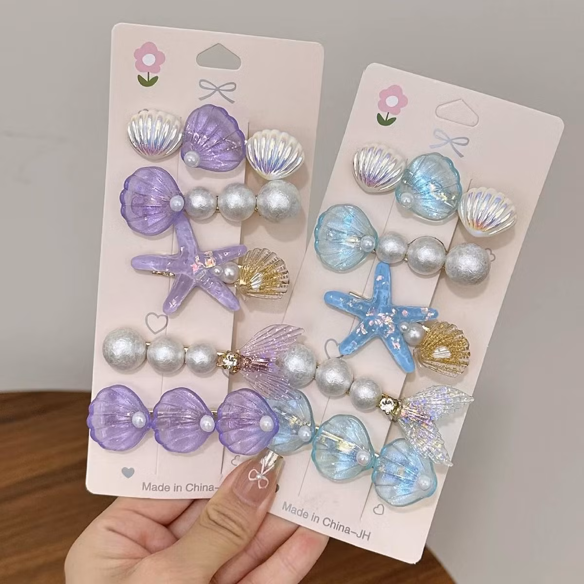 Các mẫu kẹp tóc hình chú cá với những chi tiết được tạo hình tỉ mỉ, hay đuôi cá với những đường vân uyển chuyển, mang đến vẻ đáng yêu, ngộ nghĩnh và rất "đại dương".