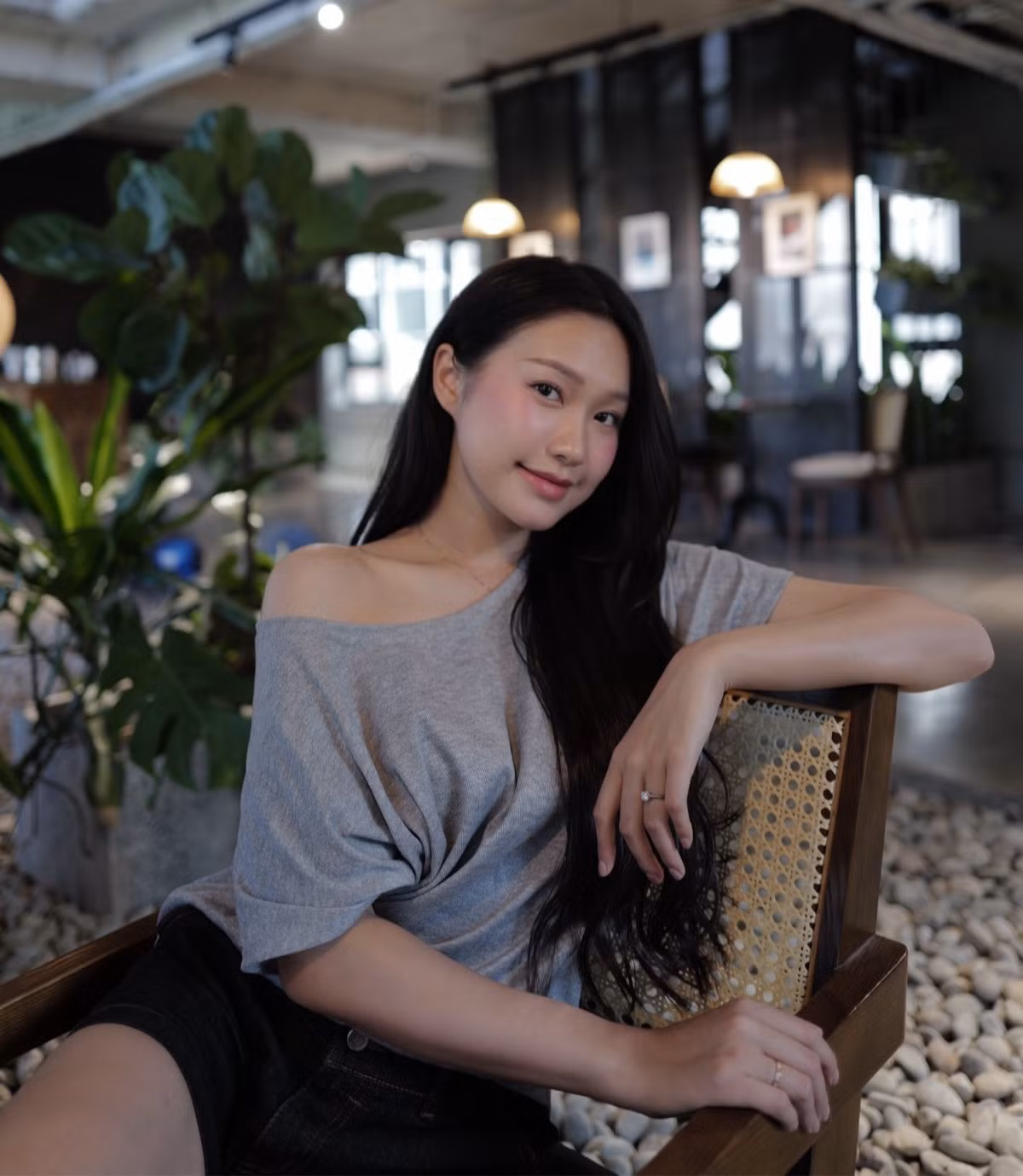 Sự cuốn hút của cô đến từ thần thái, nụ cười rạng rỡ, ánh mắt biết nói và mái tóc dài suôn mượt, chứ không hoàn toàn phụ thuộc vào trang phục đắt tiền hay phụ kiện lấp lánh. (Ảnh: IGNV)