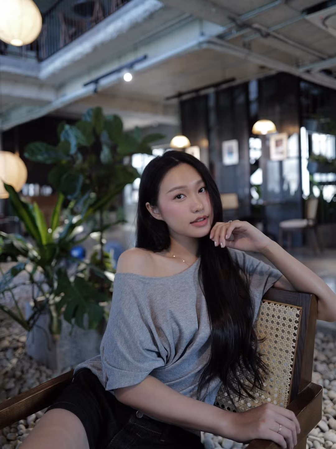 Dù đã kết hôn và đang trong giai đoạn tận hưởng cuộc sống hôn nhân ngọt ngào, cô vẫn giữ được sức hút bởi nhan sắc rạng rỡ cùng phong cách thời trang tinh tế, thanh lịch. (Ảnh: IGNV)