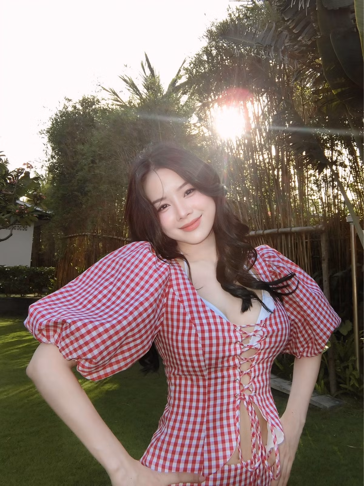 Phong cách của DJ Mie trong loạt ảnh này là minh chứng rõ ràng cho khả năng biến hoá thời trang không giới hạn – khi thì quyến rũ trên sân khấu với những bộ cánh ánh kim và ánh sáng rực rỡ, khi lại dịu dàng và thân thiện trong từng khoảnh khắc đời thường.