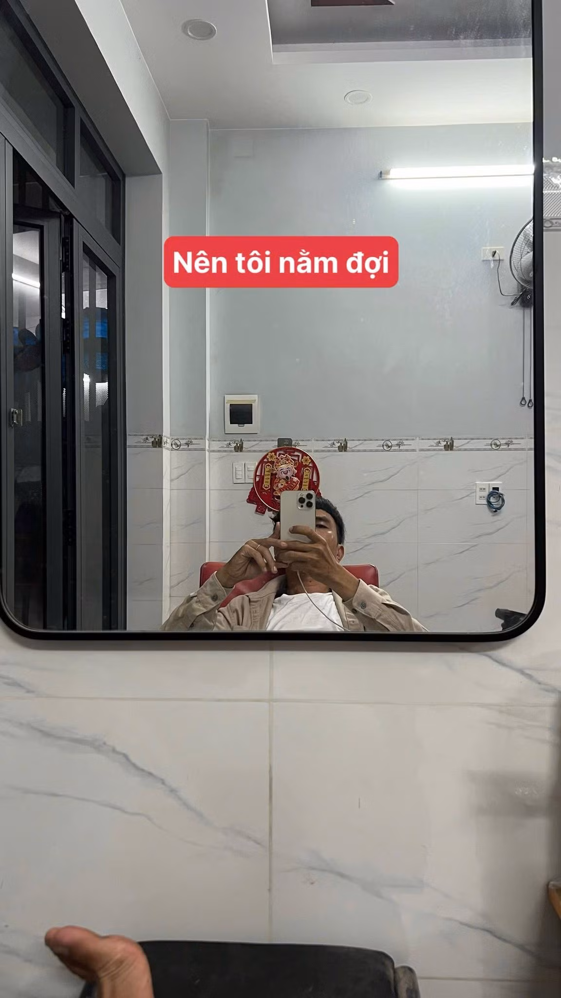Tưởng chừng buổi cắt tóc phải hoãn lại, nhưng với thái độ chờ đợi kiên nhẫn: "Đi cắt tóc mà thợ cắt đi tắm. Nên tôi nằm đợi", anh chàng đã gặp câu chuyện không ngờ khiến nhiều người phải bật cười. (Ảnh 1.jpg và 2.jpg),