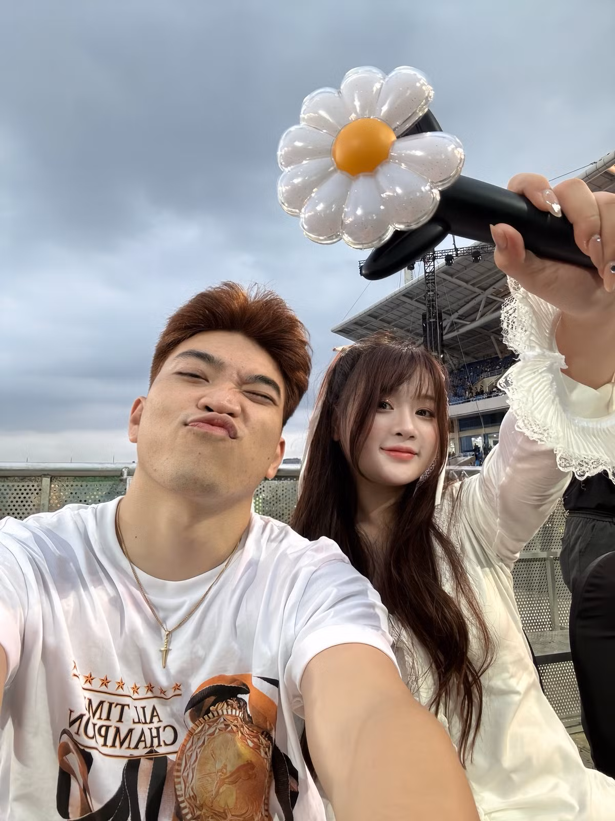 Kể từ khi công khai hẹn hò, cặp đôi thường xuyên chia sẻ những khoảnh khắc đời thường, du lịch và hẹn hò lãng mạn, nhận được sự ủng hộ lớn từ người hâm mộ. (Ảnh trong bài: FB Lyly Sury, Soanh Trần)