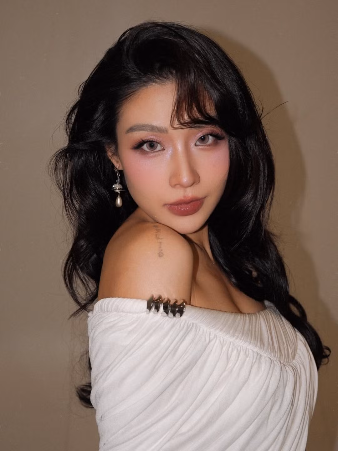 Thanh Huyền hiện tại chủ yếu tập trung chăm sóc gia đình. Cô nhiều lần khoe được ông xã chiều chuộng, quan tâm. Mỹ nhân sinh năm 1996 hiện có 217.000 người theo dõi trên Instagram, nơi cô chia sẻ nhiều khoảnh khắc bên gia đình, bạn bè.(Ảnh: IGNV)