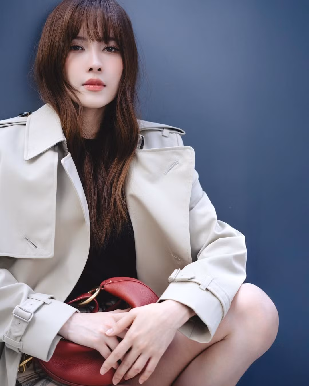 Mái tóc uốn nhẹ cùng layout makeup tự nhiên càng tôn lên khí chất ngọt ngào, thanh lịch vốn có của cô nàng.