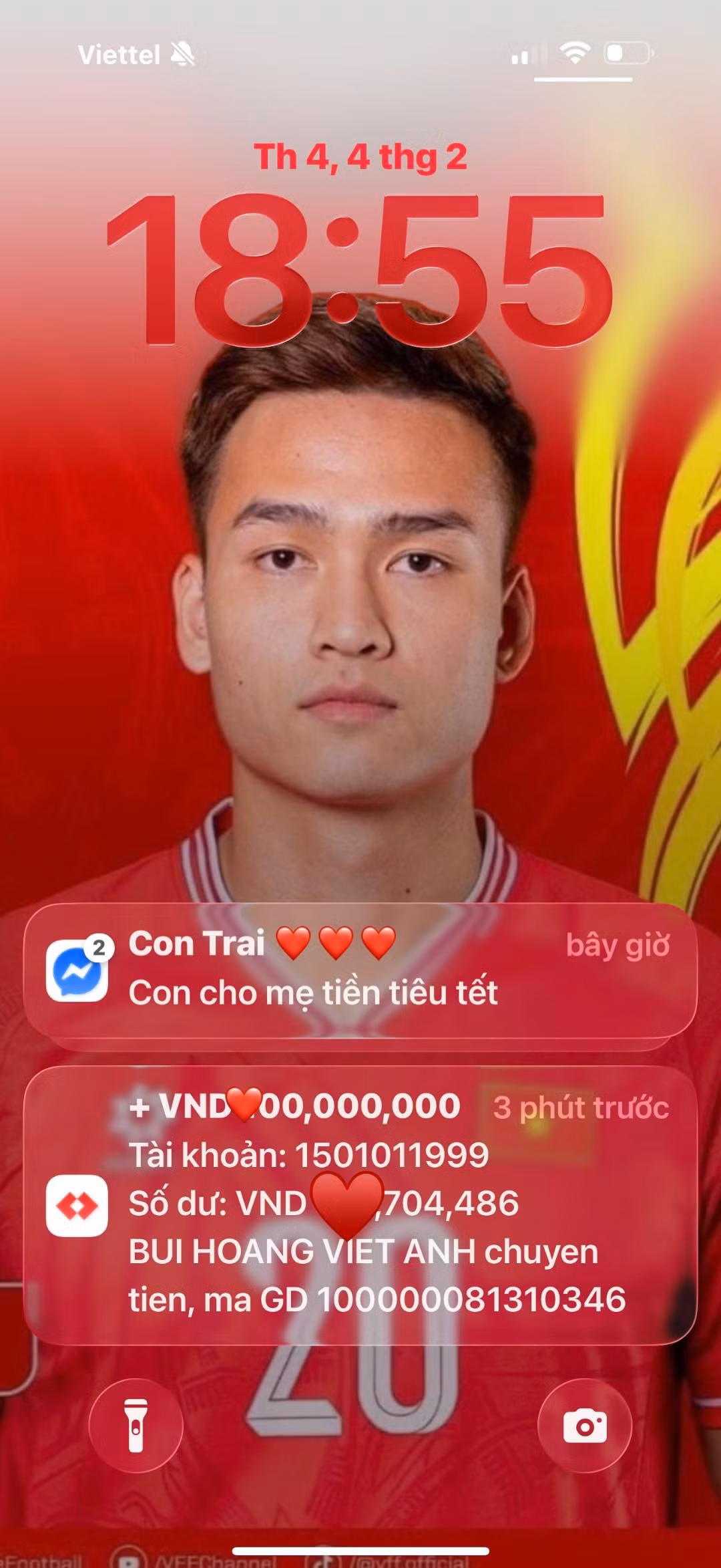 Dưới phần bình luận, một tài khoản được cho là cháu của bà Thắm để lại dòng bình luận: "Che làm gì ai chả biết là số 9". Mẹ Việt Anh đáp: "Gì cũng biết đúng cháu mình". Số tiền được nhắc tới khiến nhiều người không khỏi bất ngờ không chỉ bởi con số, mà còn thể hiện sự quan tâm chu đáo của Việt Anh dành cho đấng sinh thành sau một năm nỗ lực thi đấu. (Ảnh: Nguyễn Thắm)
