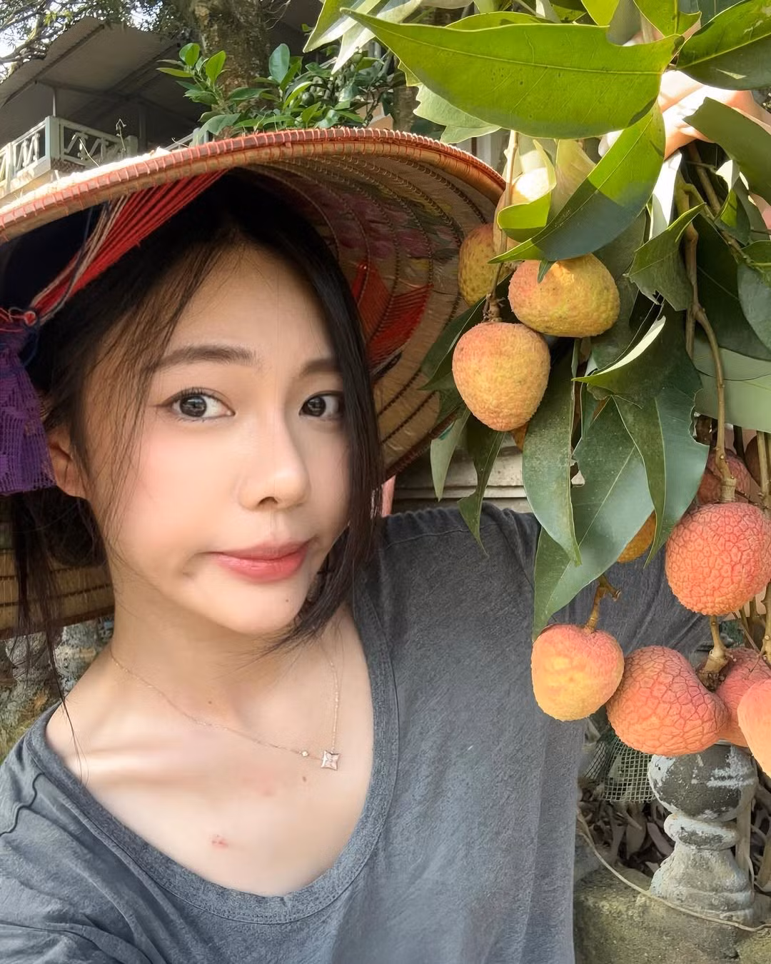 Trong những bức ảnh đang "gây bão" mạng xã hội, cô gái trẻ xuất hiện với vẻ ngoài vô cùng giản dị nhưng lại toát lên sức hút đặc biệt. Chiếc áo thun xám đơn giản, cùng chiếc nón lá truyền thống đã làm nổi bật vẻ đẹp thuần khiết, trong trẻo.