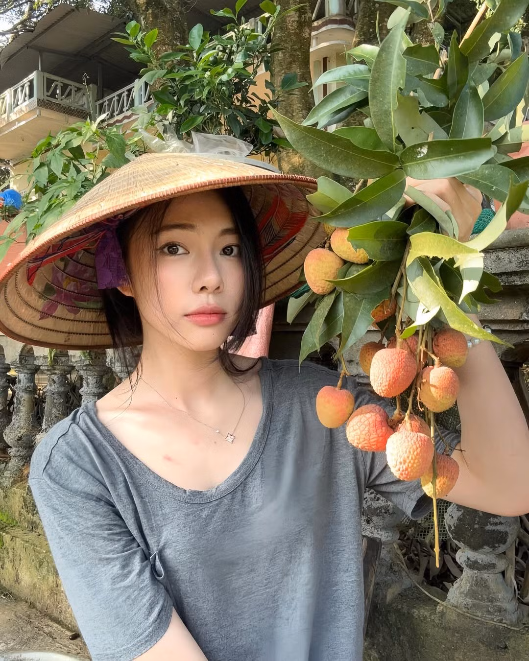 Gương mặt được trang điểm nhẹ nhàng, thậm chí có phần mộc tự nhiên, càng làm tăng thêm sự chân thật, gần gũi của hình ảnh "thôn nữ".