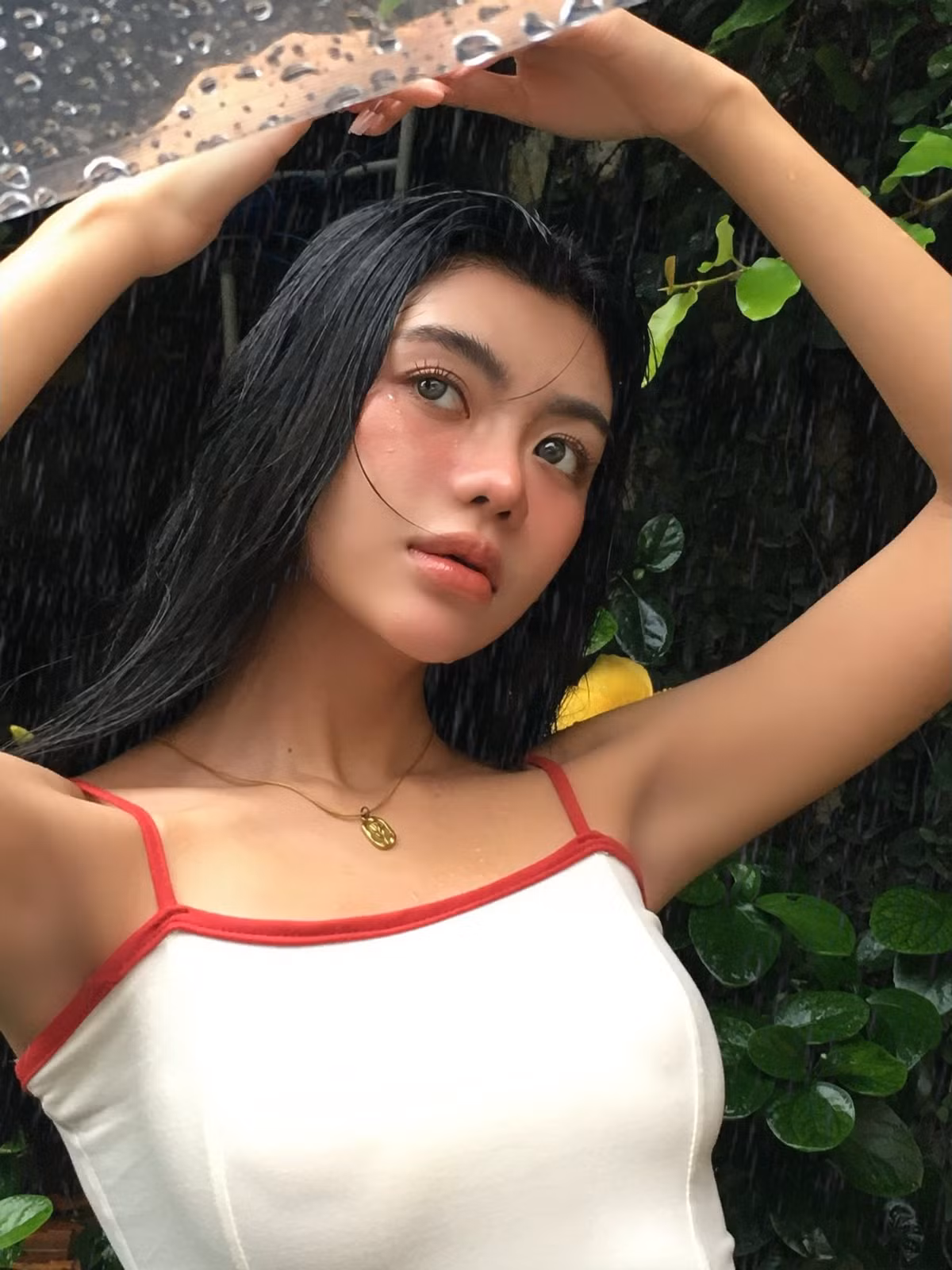 Bảo Nghi gây ấn tượng mạnh với phong cách trang điểm độc đáo, tập trung vào tông màu hồng đào. Phần má hồng đậm và lan rộng lên gần vùng mắt theo xu hướng thịnh hành "say rượu", tạo nên vẻ ngoài ngây thơ nhưng quyến rũ. (Ảnh: FBNV)