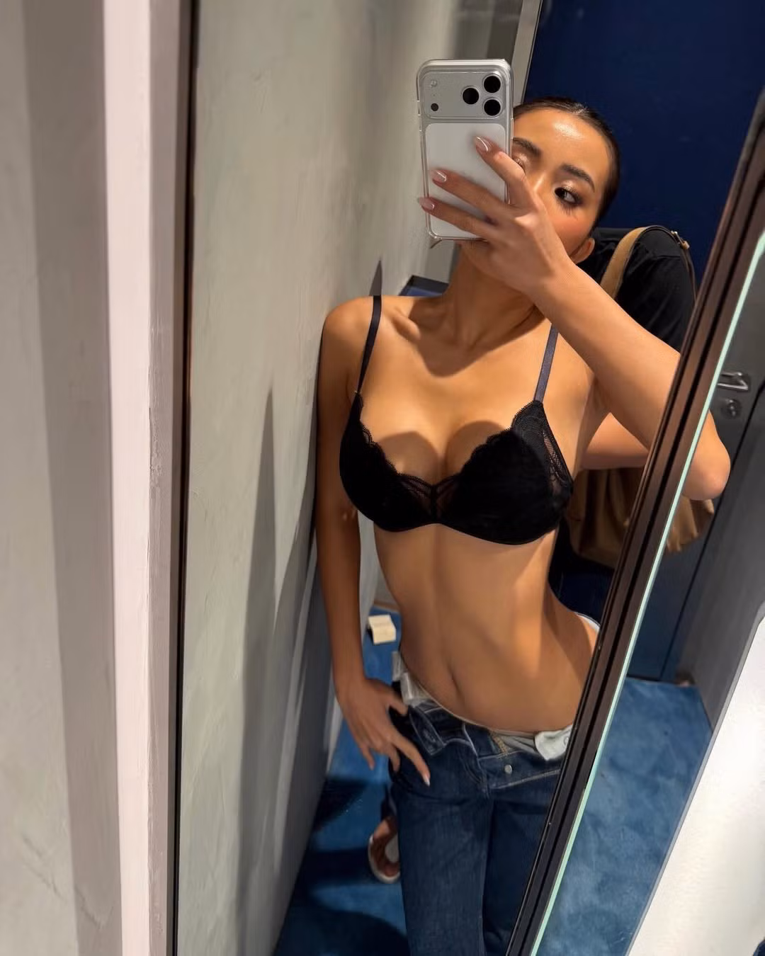 Những bức ảnh chụp trong phòng thử đồ, kết hợp cùng chiếc quần jeans cạp trễ và nội y ren đen, đã làm nổi bật vòng eo săn chắc, bờ lưng "thắt đáy lưng ong" và vòng ba đầy đặn. (Ảnh: IGNV)
