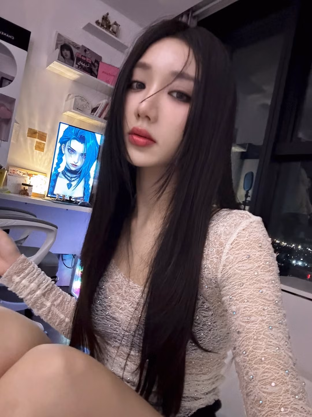 Cô nàng không cần phải cố gắng để trở nên nổi bật, mà tự thân đã toát ra sức hút khó cưỡng. Đó là nụ cười bẽn lẽn, ánh mắt trong veo ẩn chứa sự ngây thơ, hay đôi khi là biểu cảm đáng yêu, ngọt ngào.