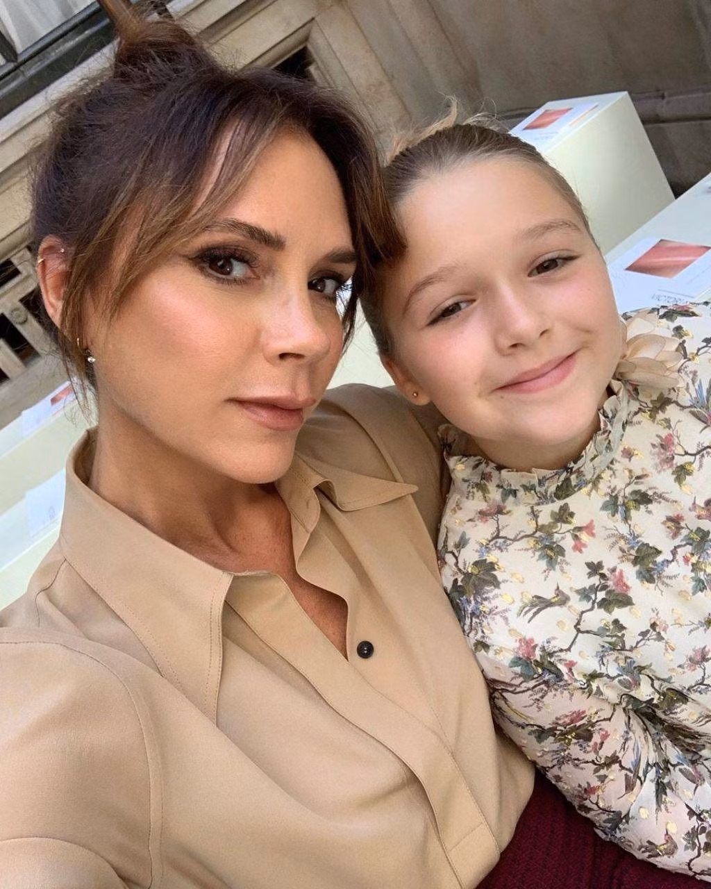 Harper Seven Beckham là con gái út của cặp đôi nổi tiếng David Beckham và Victoria Beckham. Từ bé, Harper đã thu hút sự quan tâm từ giới truyền thông và người hâm mộ trên toàn thế giới với vẻ ngoài xinh đẹp, đáng yêu.
