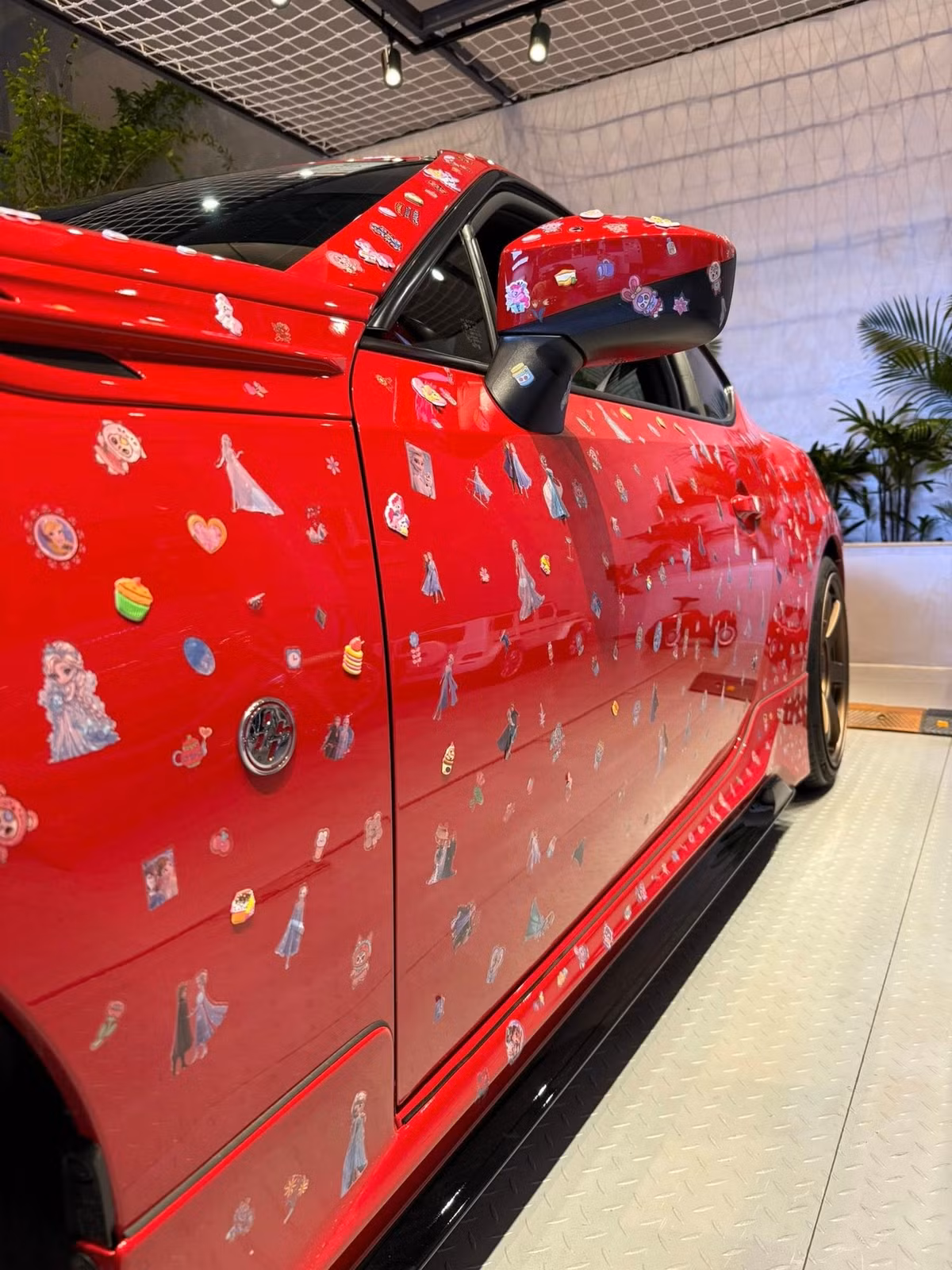 Được biết chiếc xe được Suchin - Sutin decor lại là mẫu xe thể thao đến từ Nhật Bản Toyota 86 đời 2017. Chiếc xe thuộc bản facelift thế hệ đầu tiên với số lượng chỉ đếm trên đầu ngón tay tại Việt Nam. (Ảnh: FB Đàm Thu Trang)