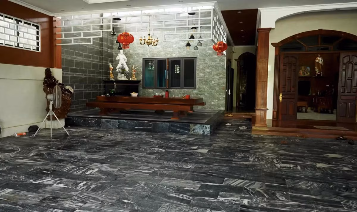 Trong đó, anh Hoàng Văn Quang (SN 1998), con trai của ông Thịnh vừa xây xong căn biệt thự khang trang, bề thế trị giá 25 tỷ đồng vào năm ngoái. Anh Quang cho biết, số tiền xây nhà được bố hỗ trợ một nửa, phần còn lại vợ chồng anh tự làm ăn tích lũy và vay mượn thêm.