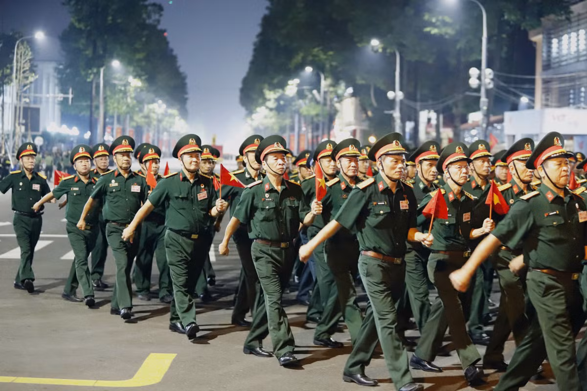 Khối Cựu chiến binh gây xúc động khi rảo bước vào lễ đài. Trong các cuộc kháng chiến vệ quốc vĩ đại của dân tộc, các Cựu chiến binh Việt Nam đã trải qua những năm tháng gian khổ mà lẫy lừng, sẵn sàng chiến đấu, hy sinh vì độc lập tự do của Tổ quốc.