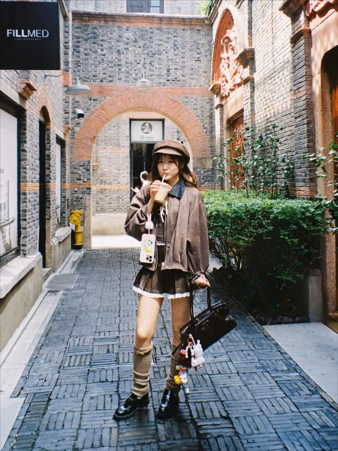 Là một rich kid nổi tiếng, Chao sở hữu nhiều món đồ hiệu đắt đỏ như túi xách (Louis Vuitton, Balenciaga) và quần áo từ các "ông lớn" thời trang quốc tế. (Ảnh: IGNV)