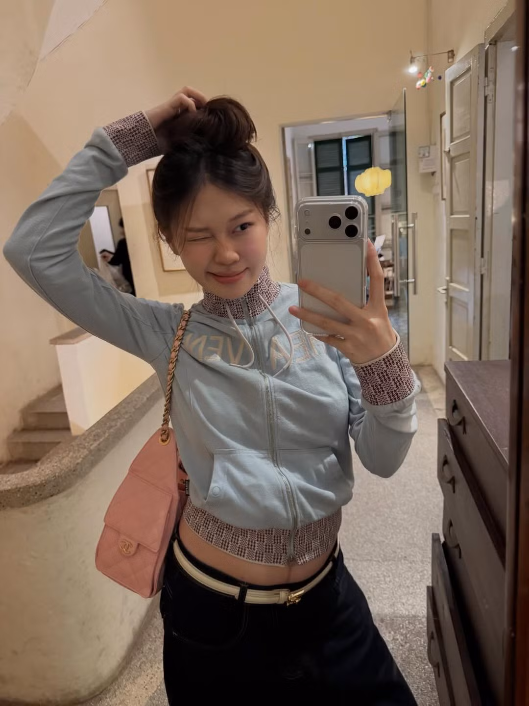 Điểm nhấn lớn nhất chính là vòng eo phẳng lỳ, thậm chí còn có đường cong rõ rệt, không hề có dấu hiệu của việc rạn da hay chảy xệ sau sinh. (Ảnh: IGNV)