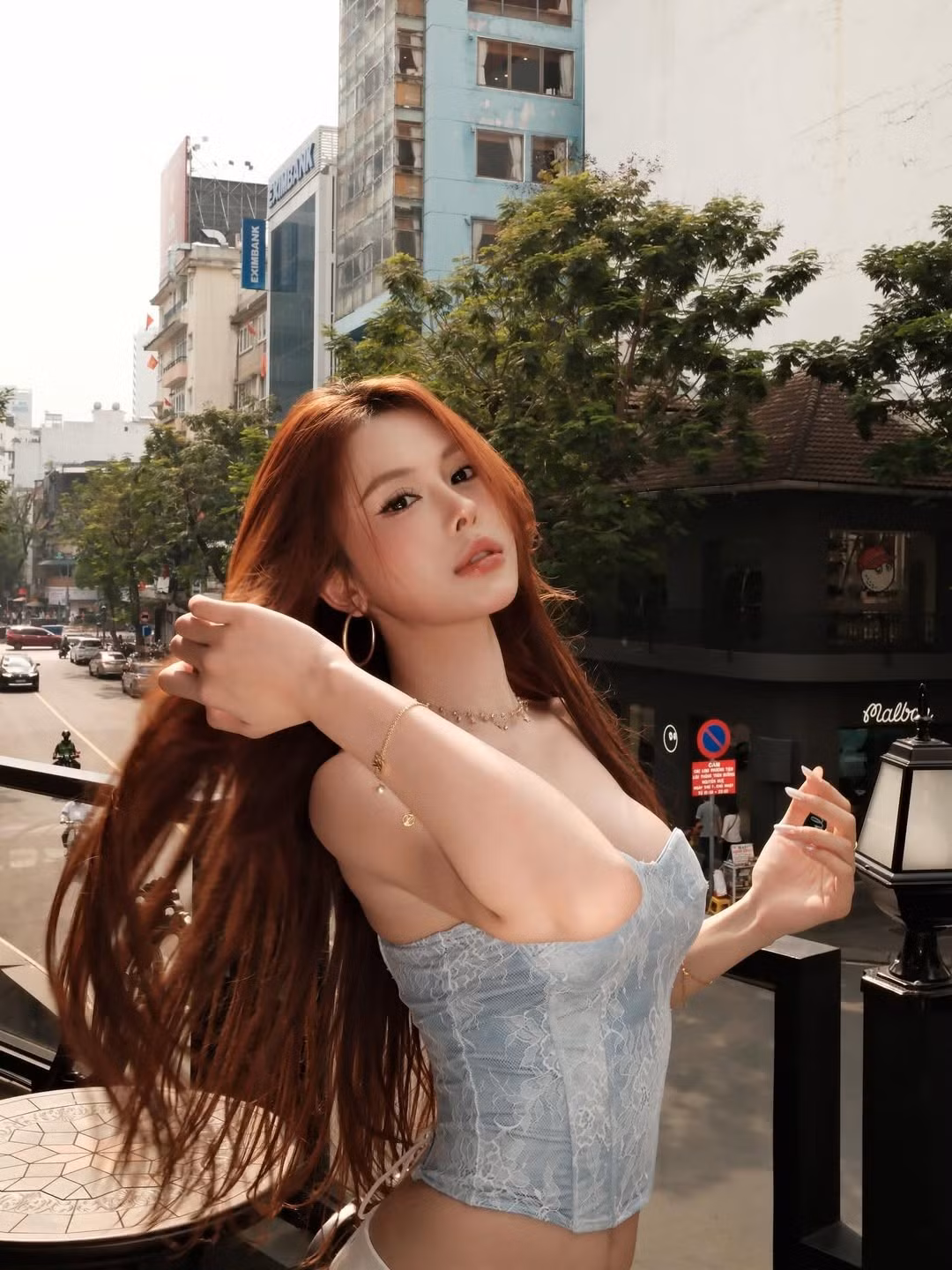 Đầu tháng 7 năm ngoái, Ngân Hà từng khiến cộng đồng mạng trầm trồ khi tậu về chiếc "xế hộp" Mercedes-Benz sang trong có giá hàng tỷ đồng. (Ảnh: IGNV)