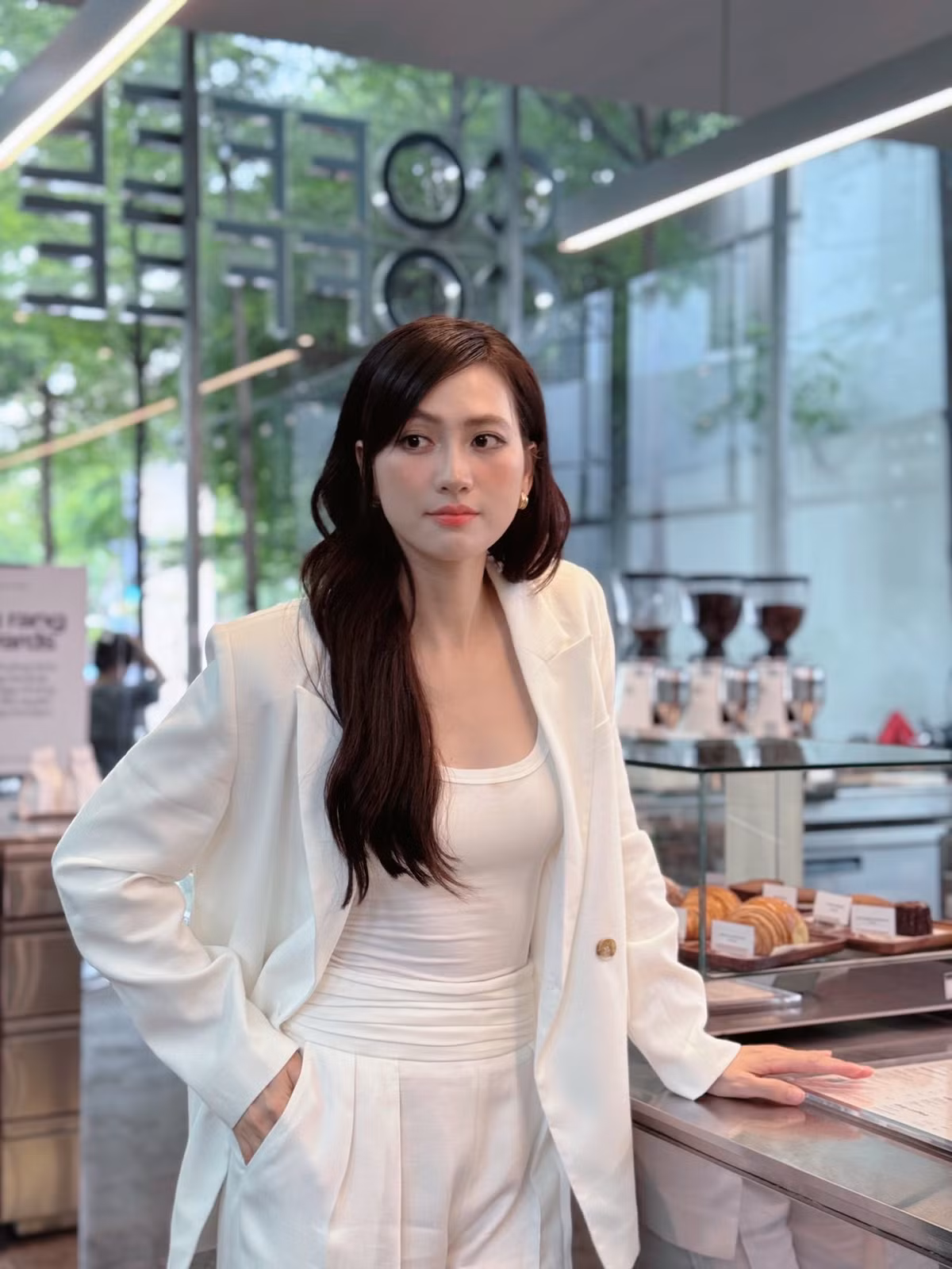 Kể cả lúc đã nổi tiếng thì mỗi lần về quê, cô đều ra bán xôi, đỡ đần cho cha mẹ. Mẹ cô bán xôi, còn nữ diễn viên phụ trách việc thu tiền. (Ảnh: FBNV)