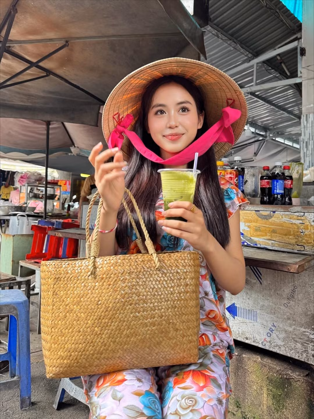 Trà đá vỉa hè, nón lá, và những món ăn đường phố là những nét văn hóa rất đỗi bình dị, quen thuộc trong đời sống người Việt. Việc Maysaa không ngần ngại trải nghiệm và thể hiện sự yêu thích những điều này càng làm cô trở nên gần gũi, thân thiện hơn trong mắt fan Việt. (Ảnh: IGNV)