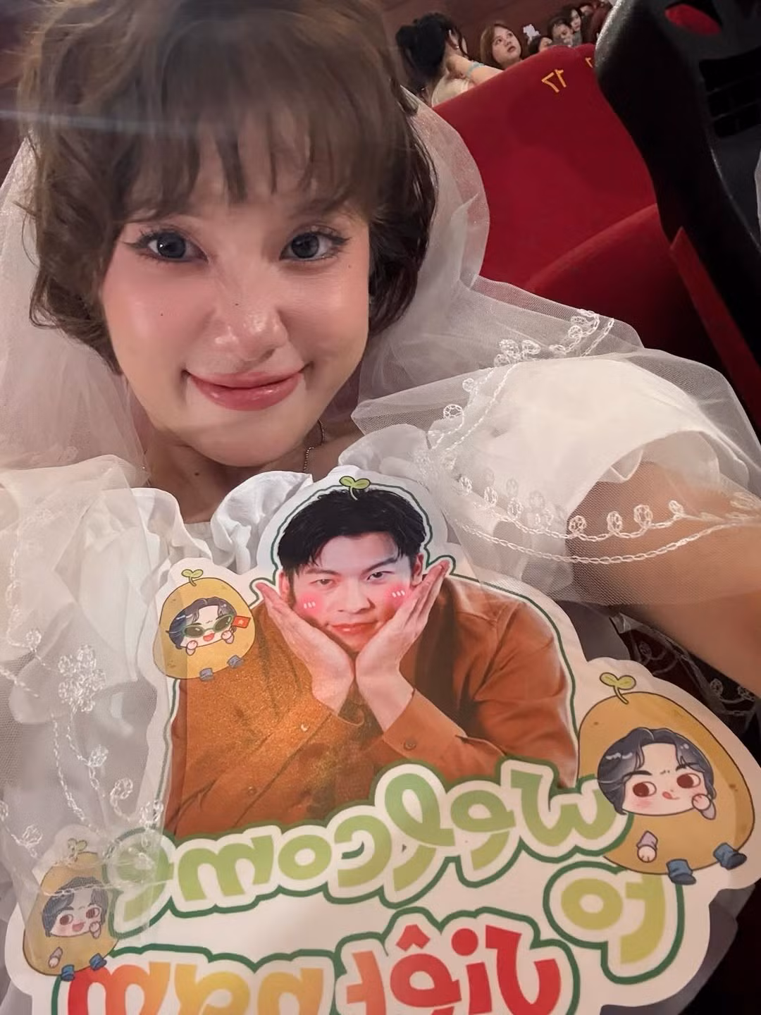 Để gặp "chồng quốc dân", nữ ca sĩ Emma Nhất Khanh cũng lên đồ lộng lẫy. (Ảnh: IG @feifeikhanh)