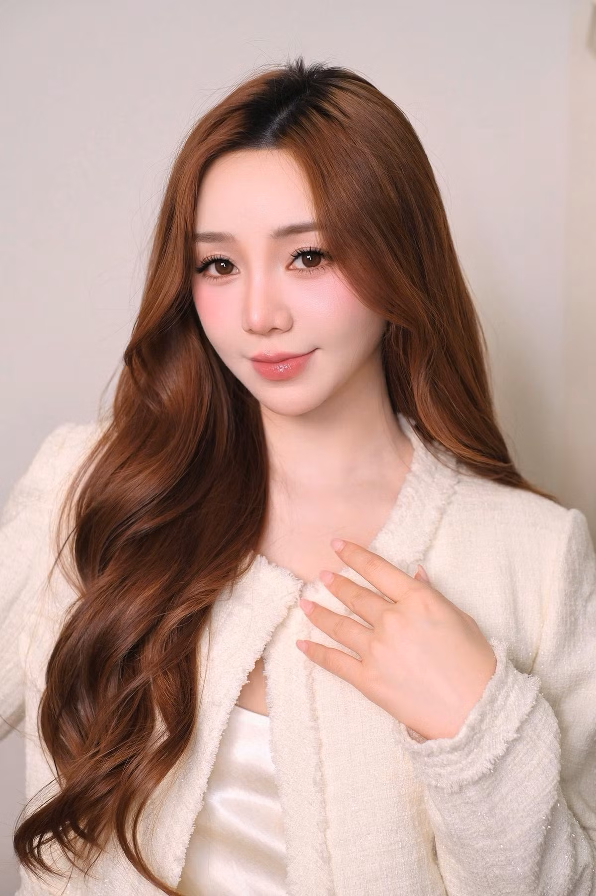 Trong loạt ảnh mới được chia sẻ, nữ diễn viên đình đám của màn ảnh VTV diện trang phục tông màu trắng kem tinh tế, kiểu dáng thanh lịch nhưng không kém phần sang trọng. (Ảnh: FBNV)