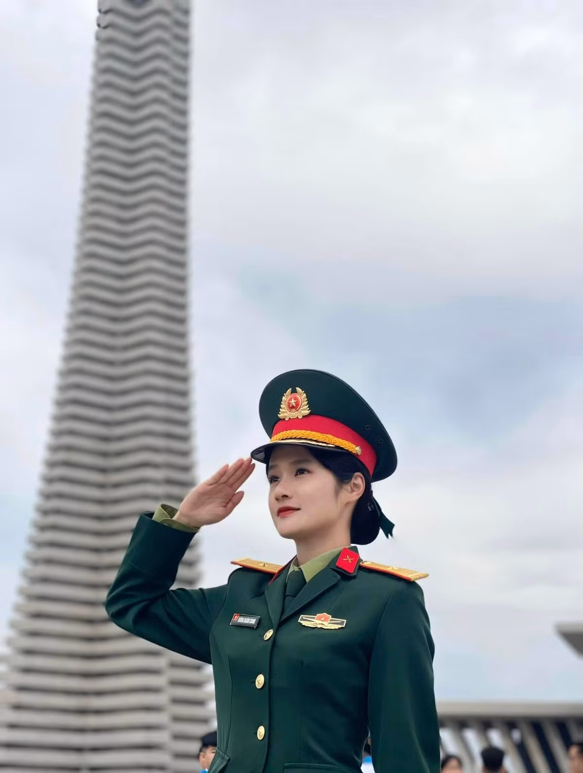 Trước đó, Khánh Chinh cũng cũng từng tham gia diễu binh, diễu hành mừng kỉ niệm 50 giải phóng miền Nam, thống nhất đất nước (30/4/1975 - 30/4/2025). (Ảnh: FBNV)