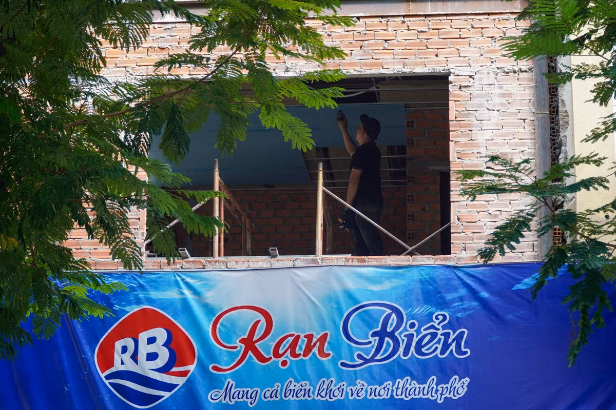 Sau gần một thập kỷ bỏ trống, mặt bằng 2-4-6 Hai Bà Trưng (phường Sài Gòn) rộng 6.080 m2, đang được hệ thống nhà hàng Rạn Biển thuê lại, cải tạo để đưa vào kinh doanh. Cơ sở nhà hàng này dự kiến khai trương trong tháng 10.