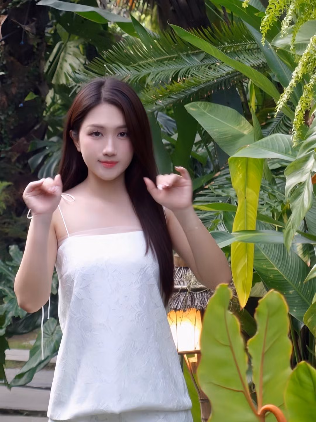 Chiếc váy hai dây trắng với thiết kế đơn giản nhưng tinh tế đã tôn lên làn da trắng mịn và vóc dáng chuẩn của nữ MC. (Ảnh: IGNV)