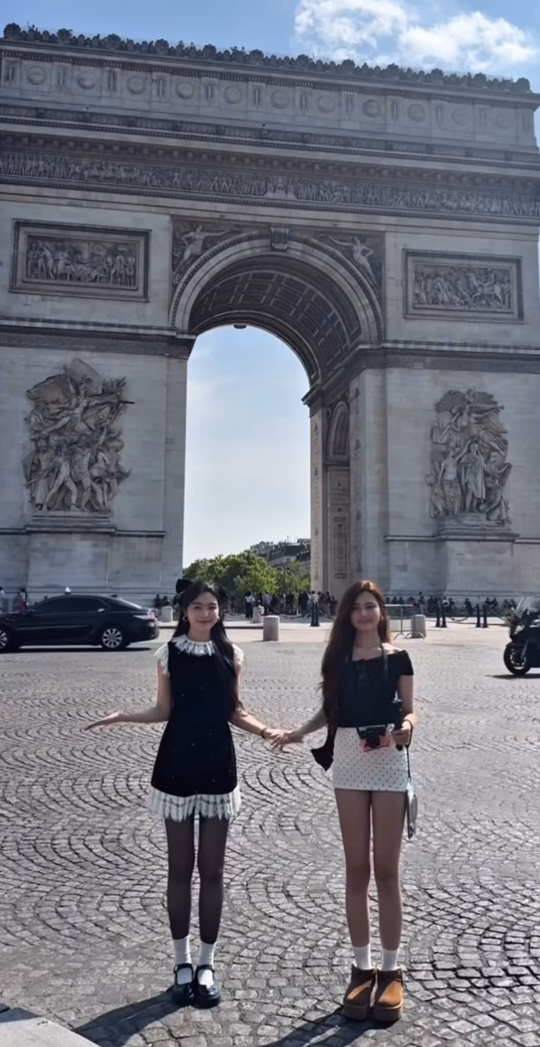 Mới đây, Lọ Lem và Hạt Dẻ - hai cô con gái của MC Quyền Linh, đã khiến cư dân mạng "dậy sóng" khi đăng tải một video tổng hợp những khoảnh khắc ấn tượng của cả hai trong chuyến du lịch nước ngoài vừa qua. (Ảnh: Facebook Mai Thảo Linh)