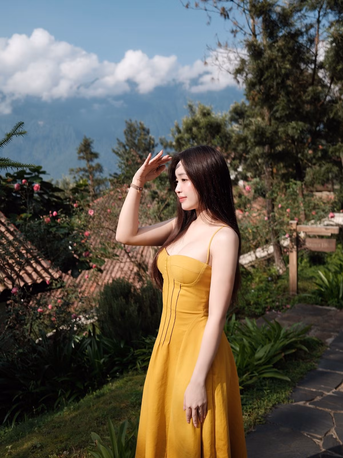 Lê Phương Anh thực chất từng nổi đình đám từ những năm học cấp 3 ở mái trường THPT Phan Đình Phùng. Thời đó cô nàng răng khểnh, má lúm từng là hiện tượng hot chẳng kém "Bộ 3 sát thủ" gồm có Quỳnh Anh Shyn, An Japan và Mẫn Tiên. (Ảnh: IGNV)