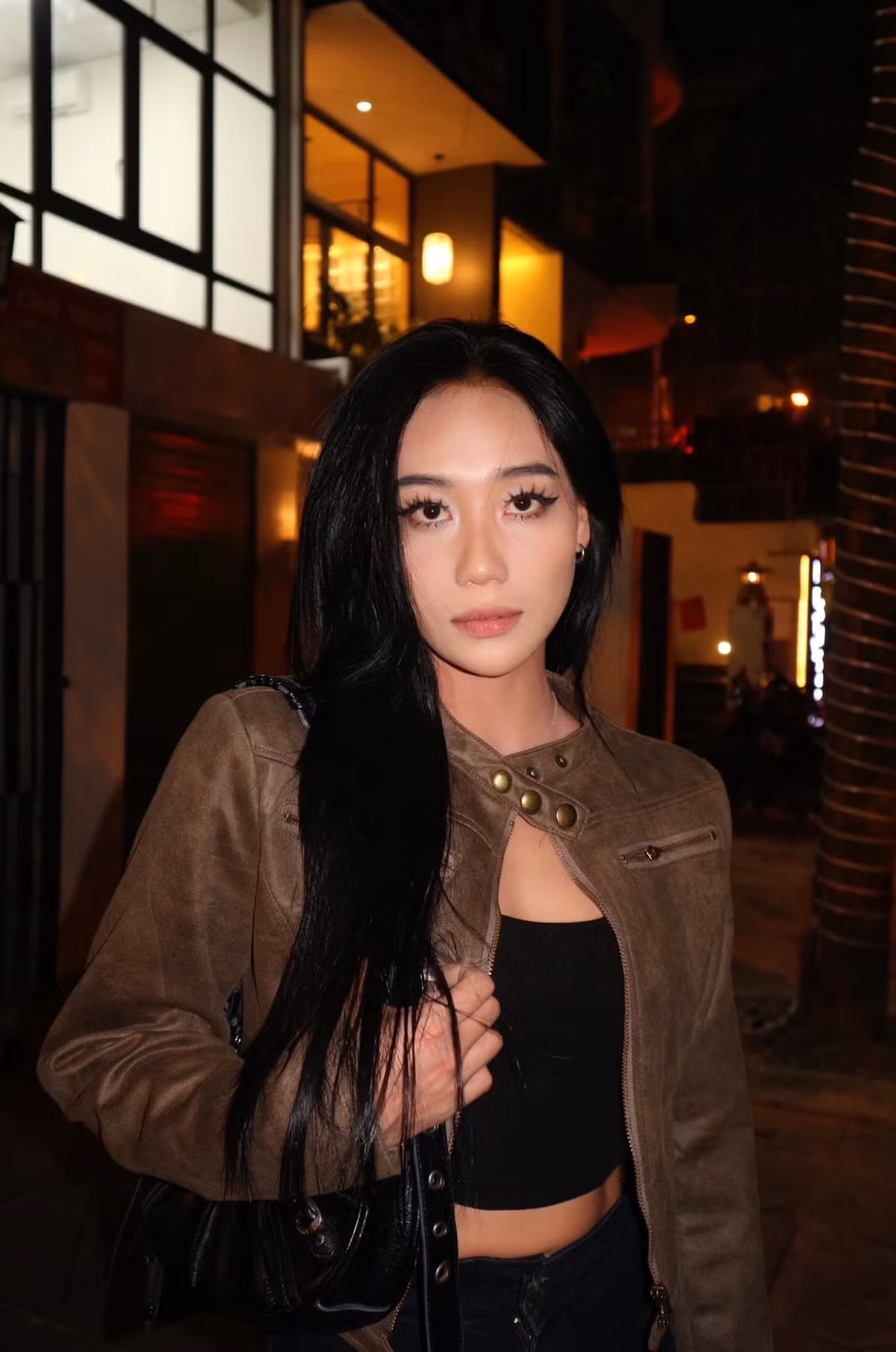 Sở hữu gương mặt thanh tú, rạng rỡ, phong cách biến hóa đa dạng từ ngọt ngào đến quyến rũ ngoài đời, Thanh Giang được mệnh danh là "bông hồng thép" của điền kinh.