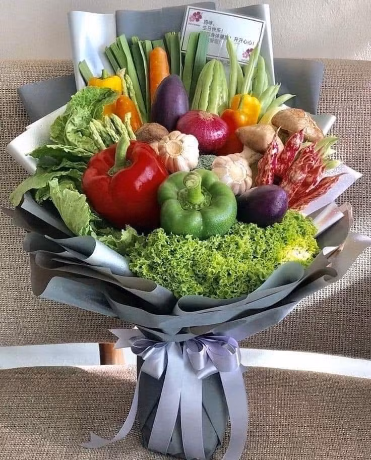 Không cần hoa tươi, chỉ cần một bó hoa rau củ quả đã đủ để nàng "chết mê". Đây là lựa chọn hoàn hảo cho những cô nàng yêu thích nấu nướng, quan tâm đến sức khỏe hoặc đang theo chế độ ăn Eat Clean.