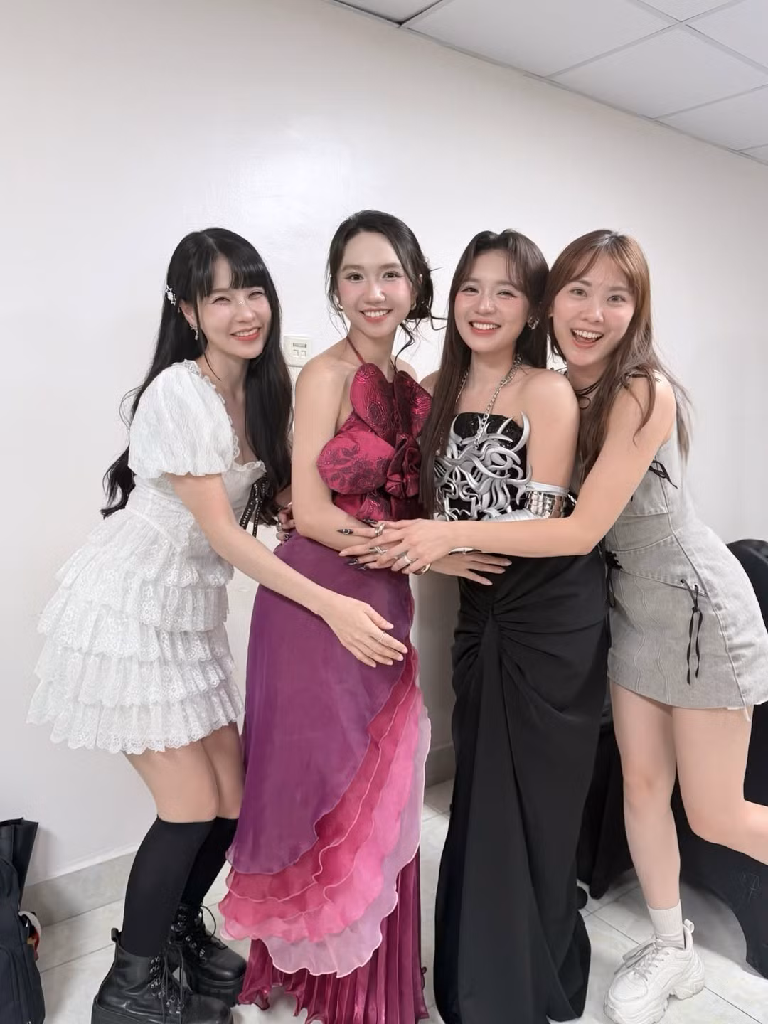 Nữ MC đến từ Thái Lan (mặc váy trắng) với nhan sắc rạng rỡ, xuất hiện trong bức ảnh cực kỳ thân thiết với MC Phương Thảo đã nhanh chóng "đốn tim" hàng loạt fan Việt. (Ảnh: IGNV)
