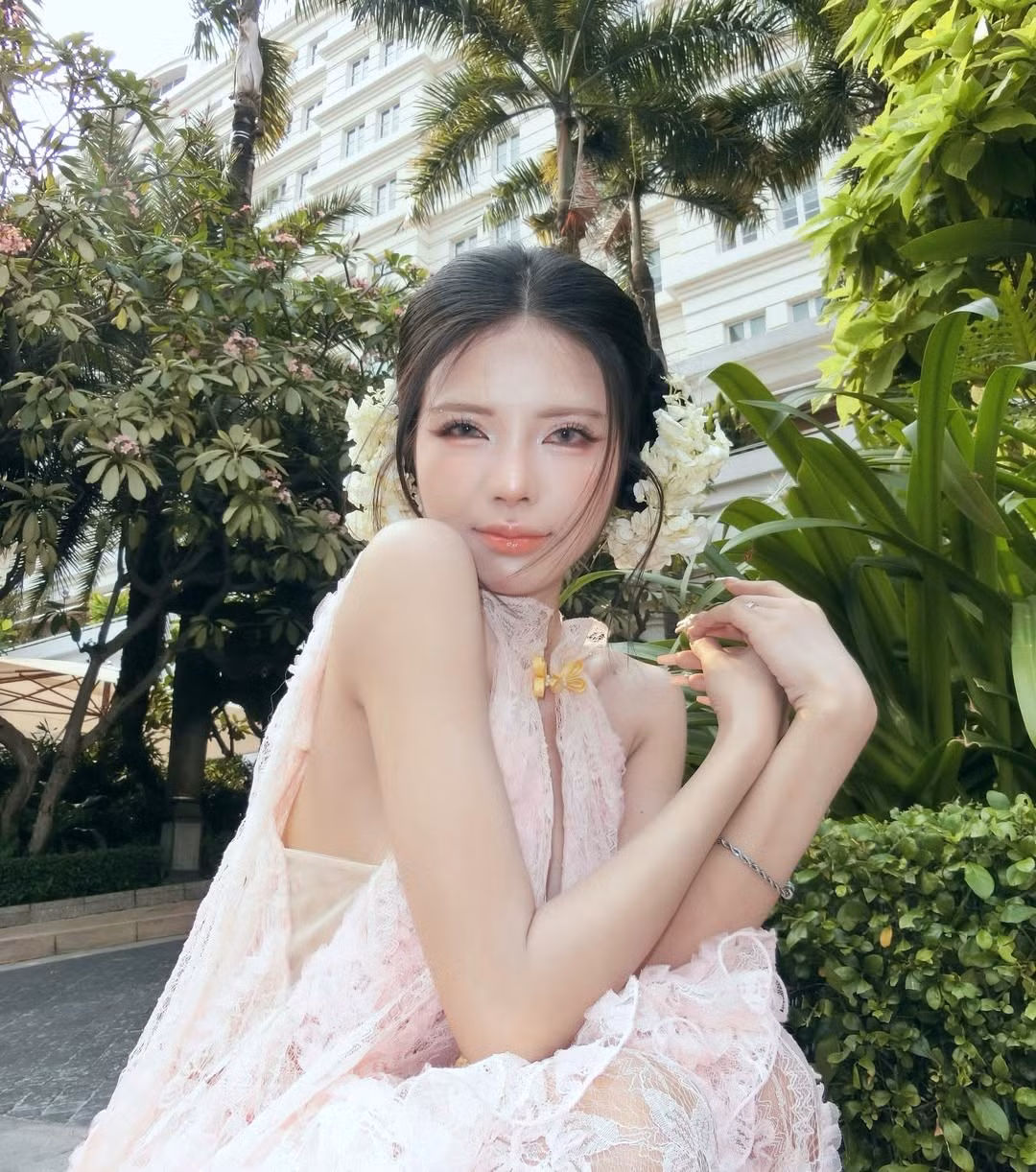 Tổng thể tạo nên một hình ảnh vừa mong manh như "nàng thơ" giữa vườn xuân, lại vừa có sức quyến rũ đặc trưng vốn có. (Ảnh: IGNV)
