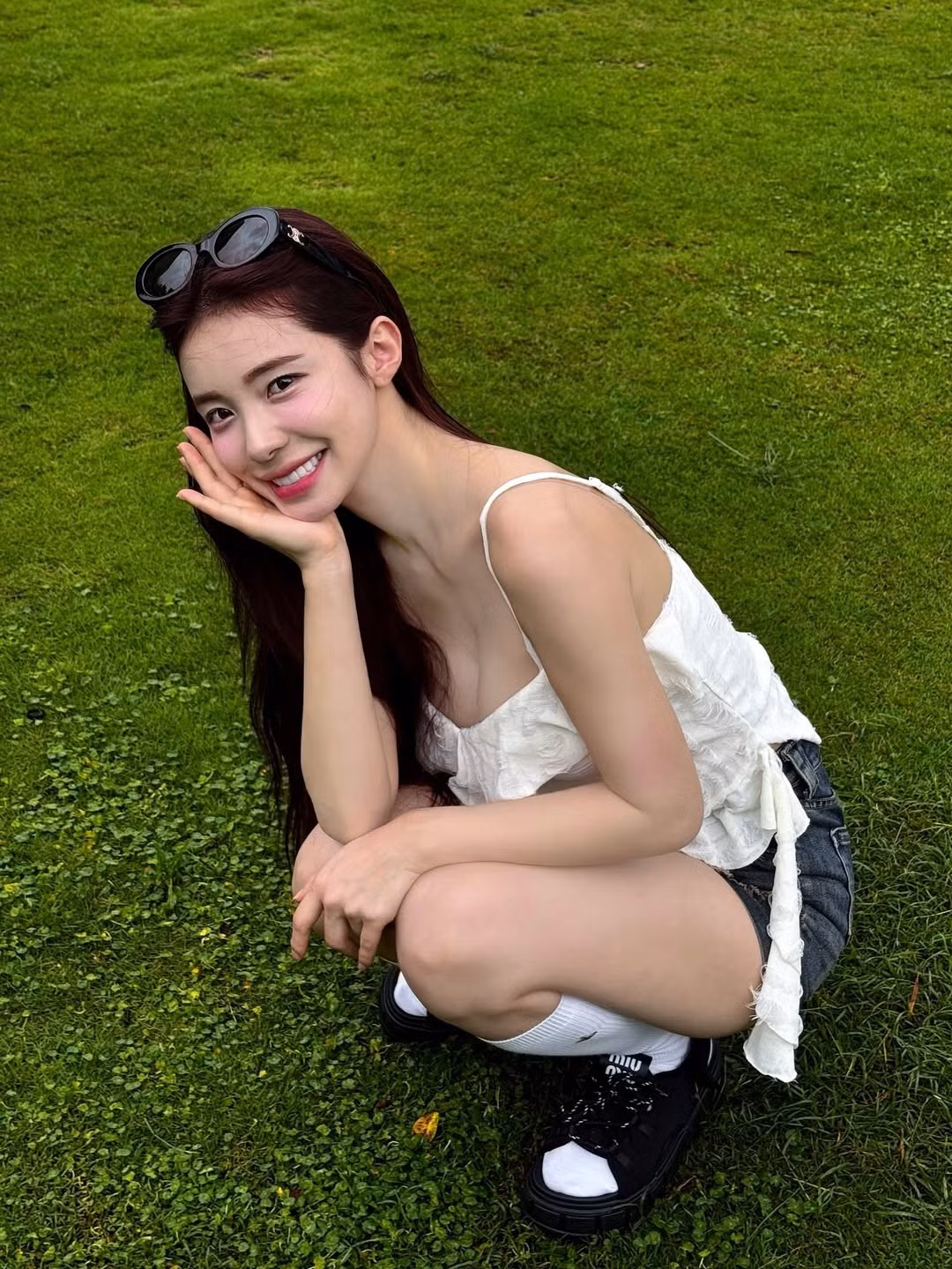 Cô nàng có một lượng fan khổng lồ trên các nền tảng mạng xã hội. Cô có hơn 1,8 triệu người theo dõi trên Instagram và gần 1 triệu người đăng ký trên YouTube. Các video ghi lại những khoảnh khắc cổ vũ hay những điệu nhảy của cô luôn thu hút hàng triệu lượt xem và chia sẻ. (Ảnh: IGNV)