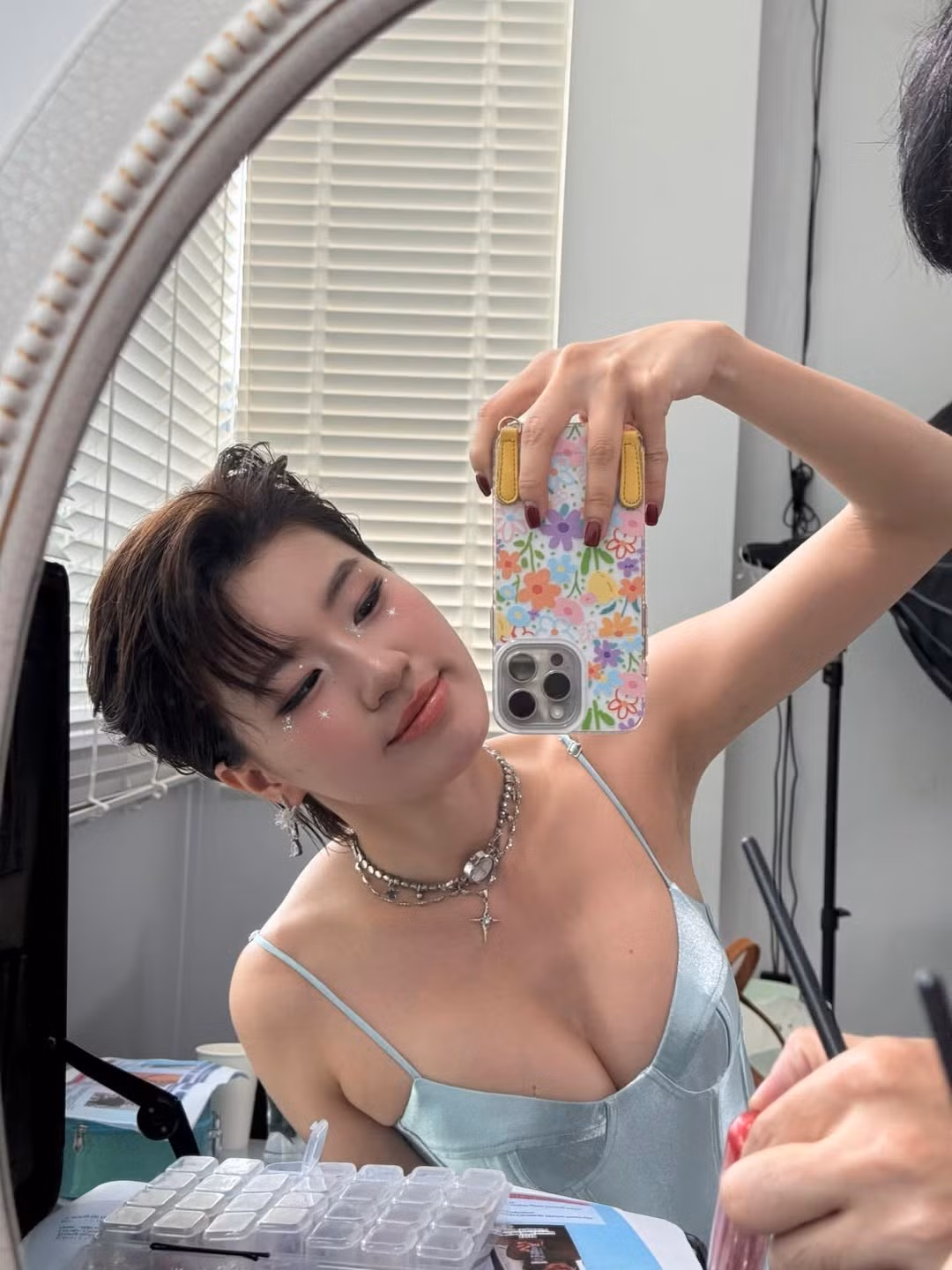 Pháo (Nguyễn Diệu Huyền), nữ rapper Gen Z đình đám với bản hit toàn cầu "2 phút hơn", tiếp tục "đốt mắt" người hâm mộ bằng loạt ảnh selfie khoe vẻ ngoài trưởng thành, quyến rũ. (Ảnh: IGNV)