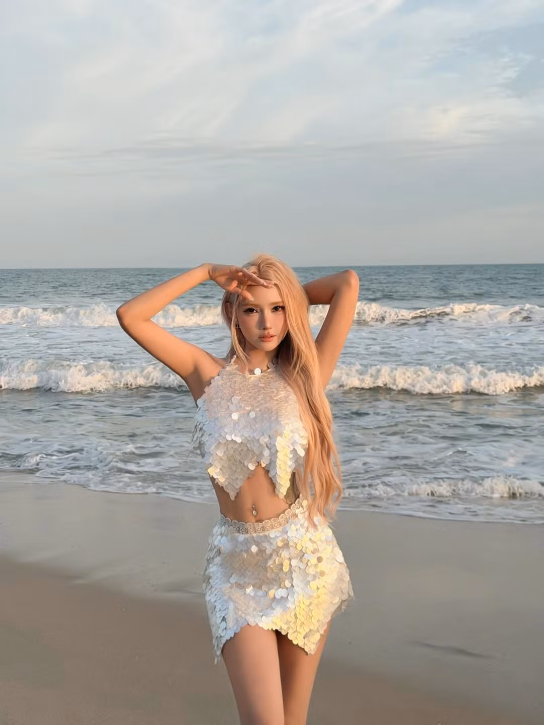 Không chọn những bộ bikini cắt xẻ táo bạo như thường lệ, lần này cô nàng xuất hiện với tạo hình lấy cảm hứng từ những nàng tiên cá hiện đại, vừa mong manh vừa quyến rũ. (Ảnh: IGNV)